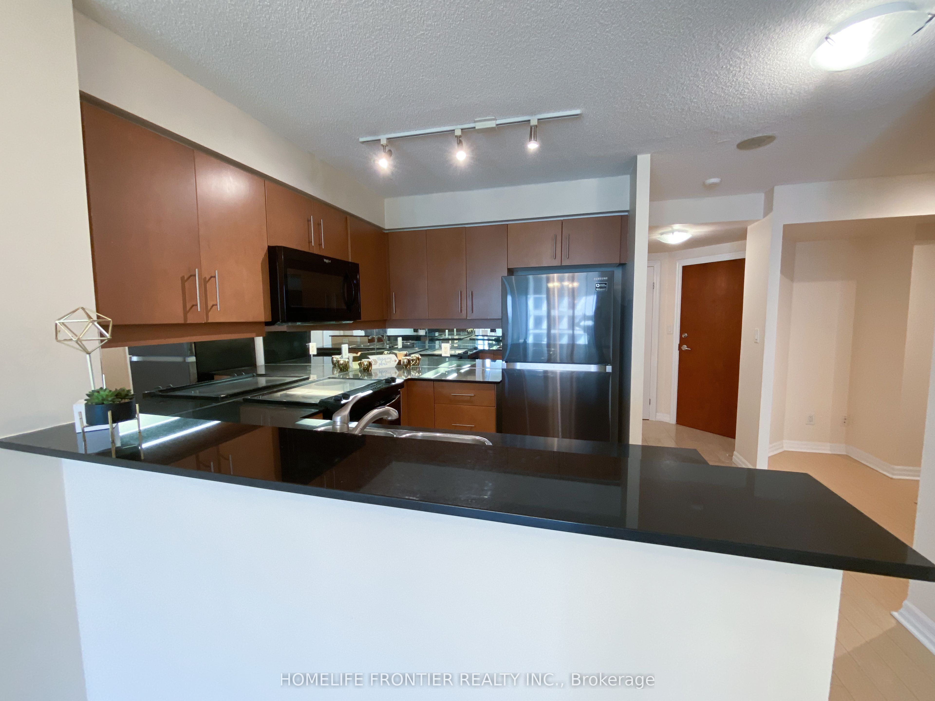 #903 - 300 Bloor Street Property Photo 6