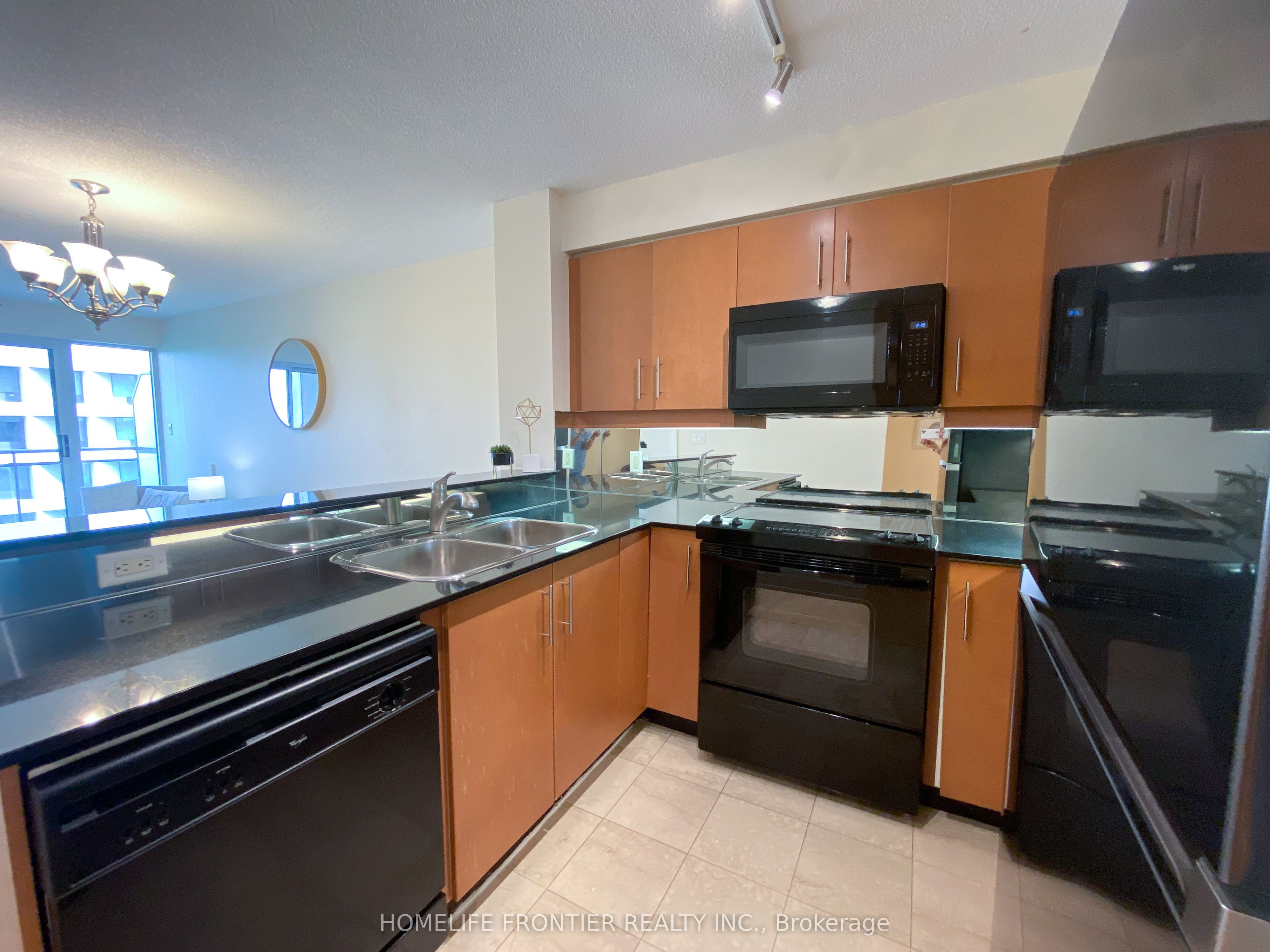 #903 - 300 Bloor Street Property Photo 7