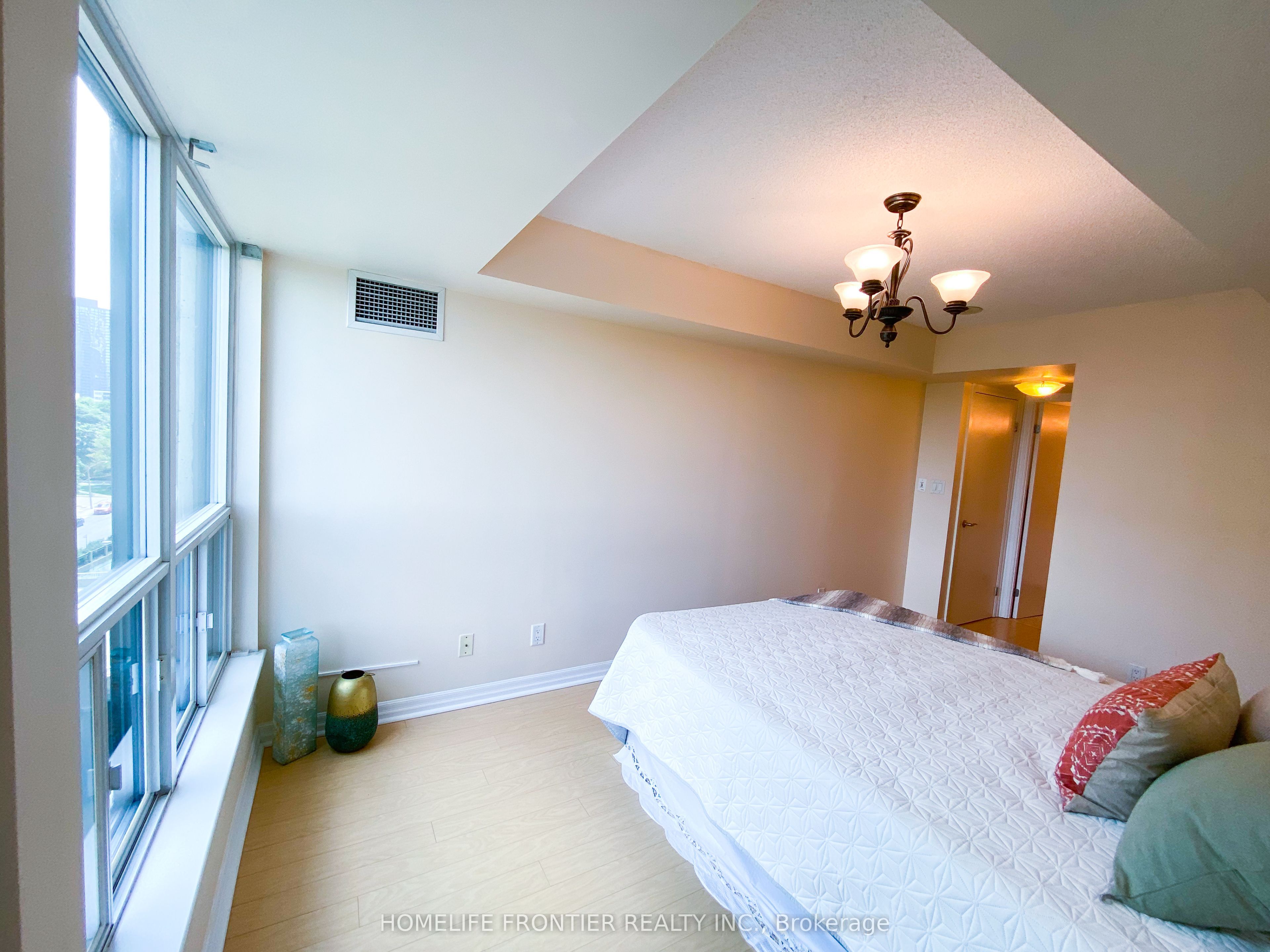 #903 - 300 Bloor Street Property Photo 9