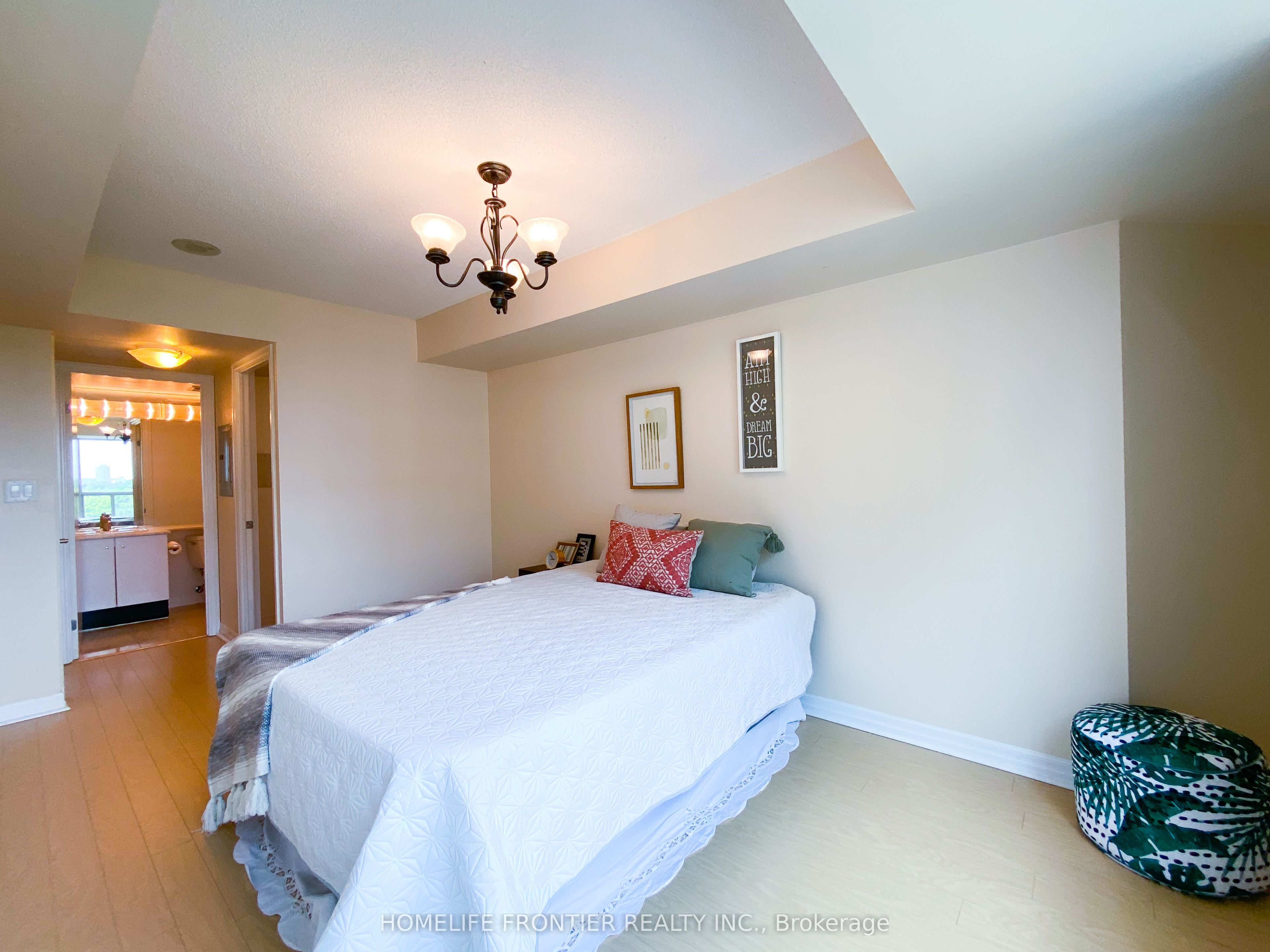 #903 - 300 Bloor Street Property Photo 10
