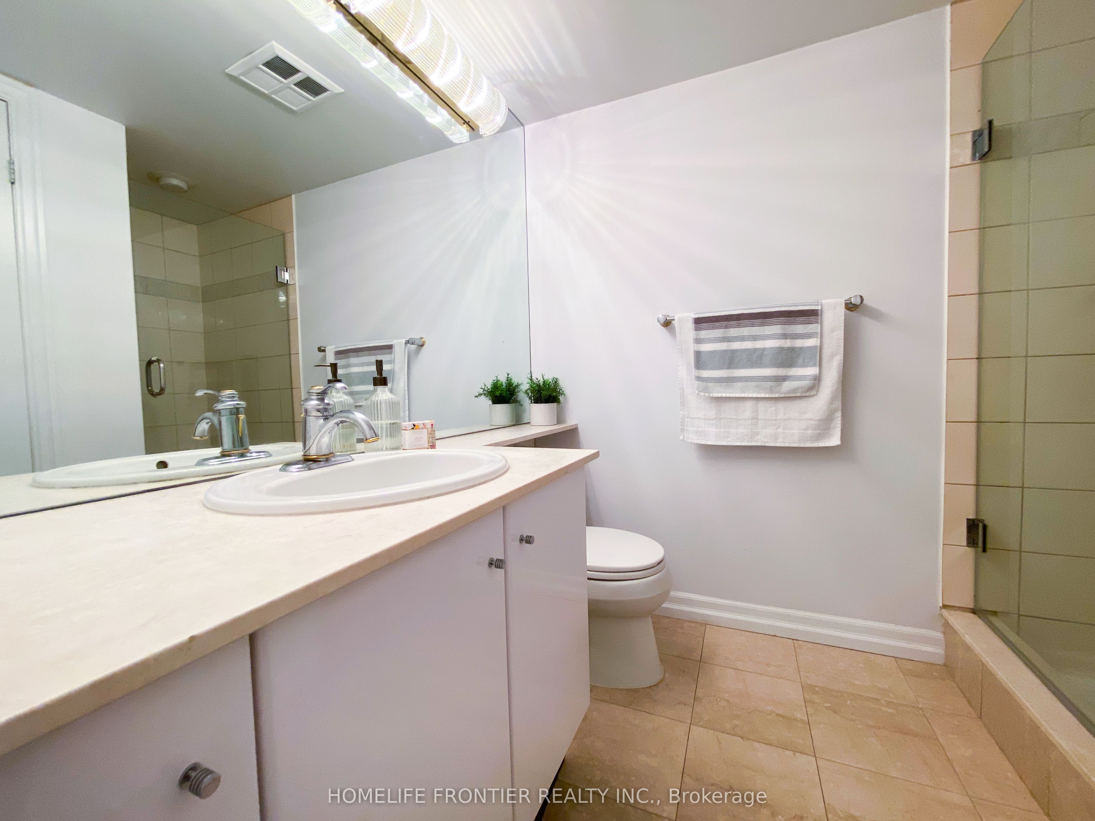 #903 - 300 Bloor Street Property Photo 15
