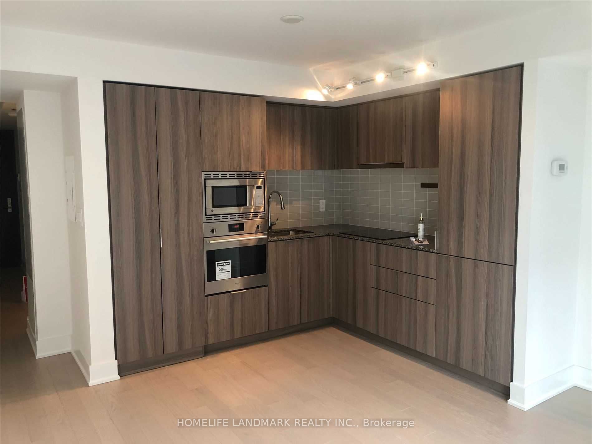 955 Bay Street 1811 Property Photo 6