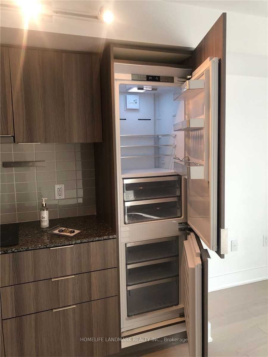 955 Bay Street 1811 Property Photo 14