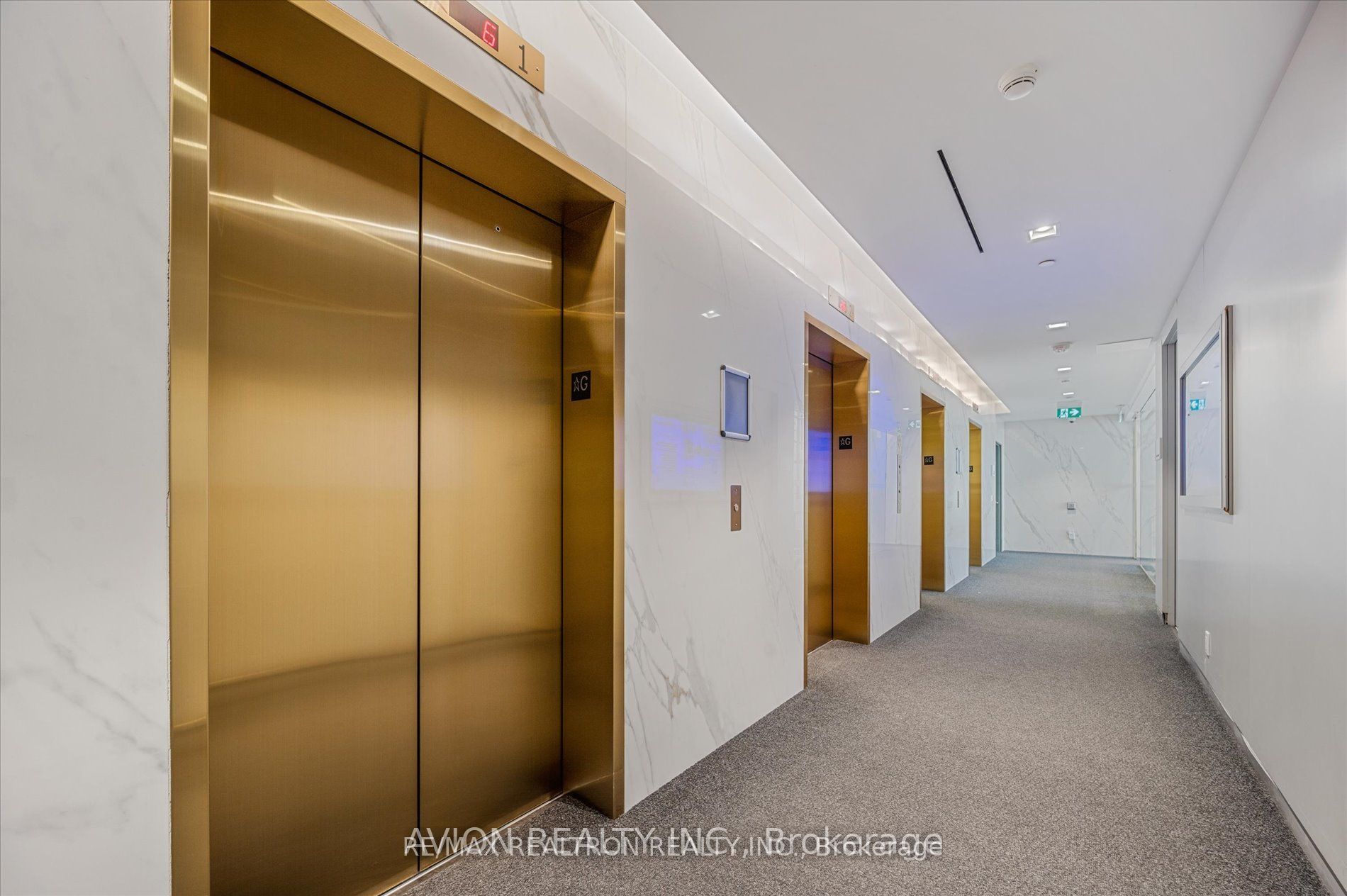 #1016 - 85 Wood Street Property Photo 4