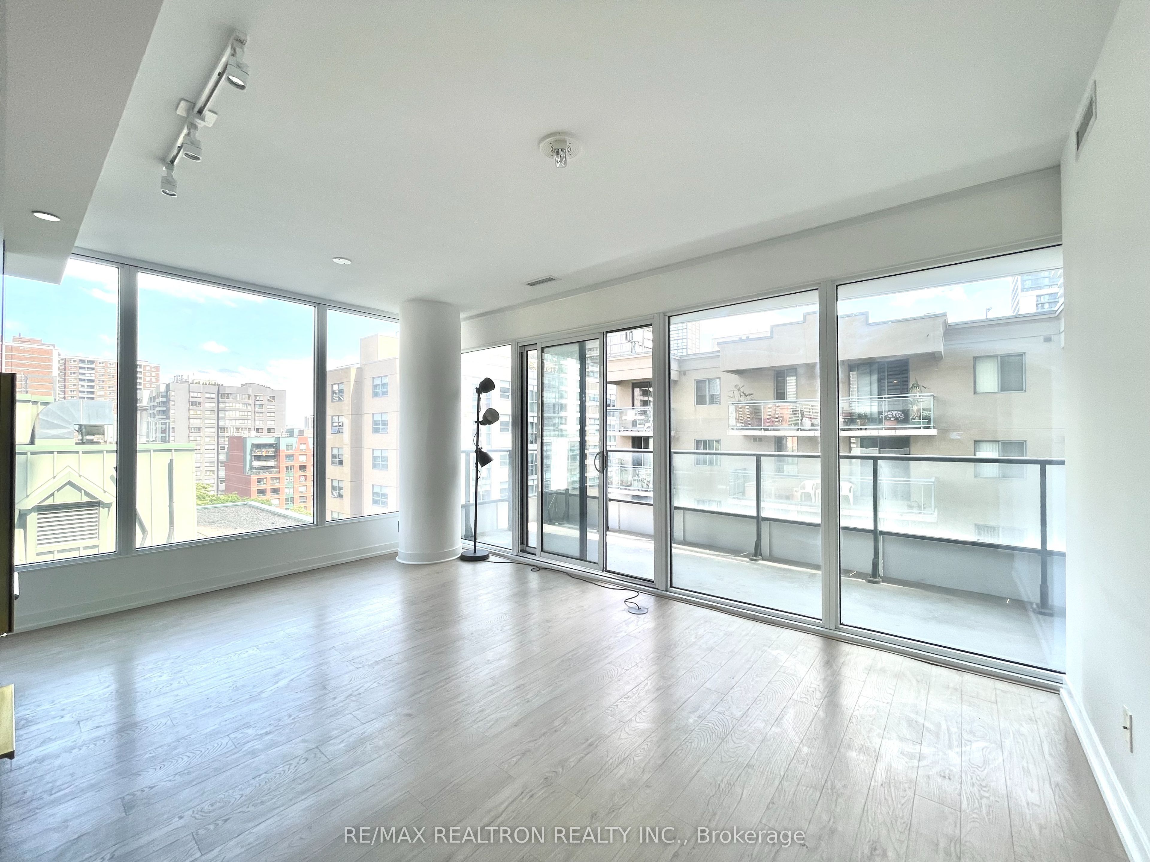 #1016 - 85 Wood Street Property Photo 5