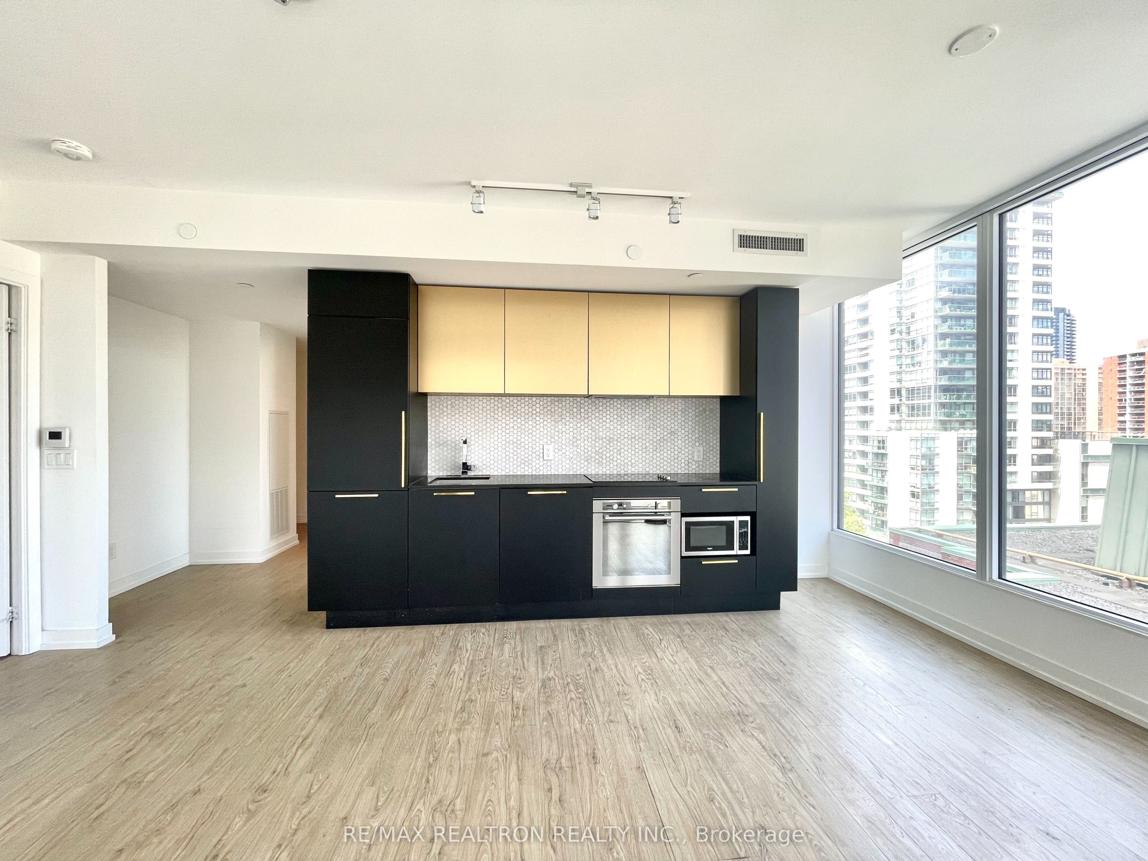 #1016 - 85 Wood Street Property Photo 6