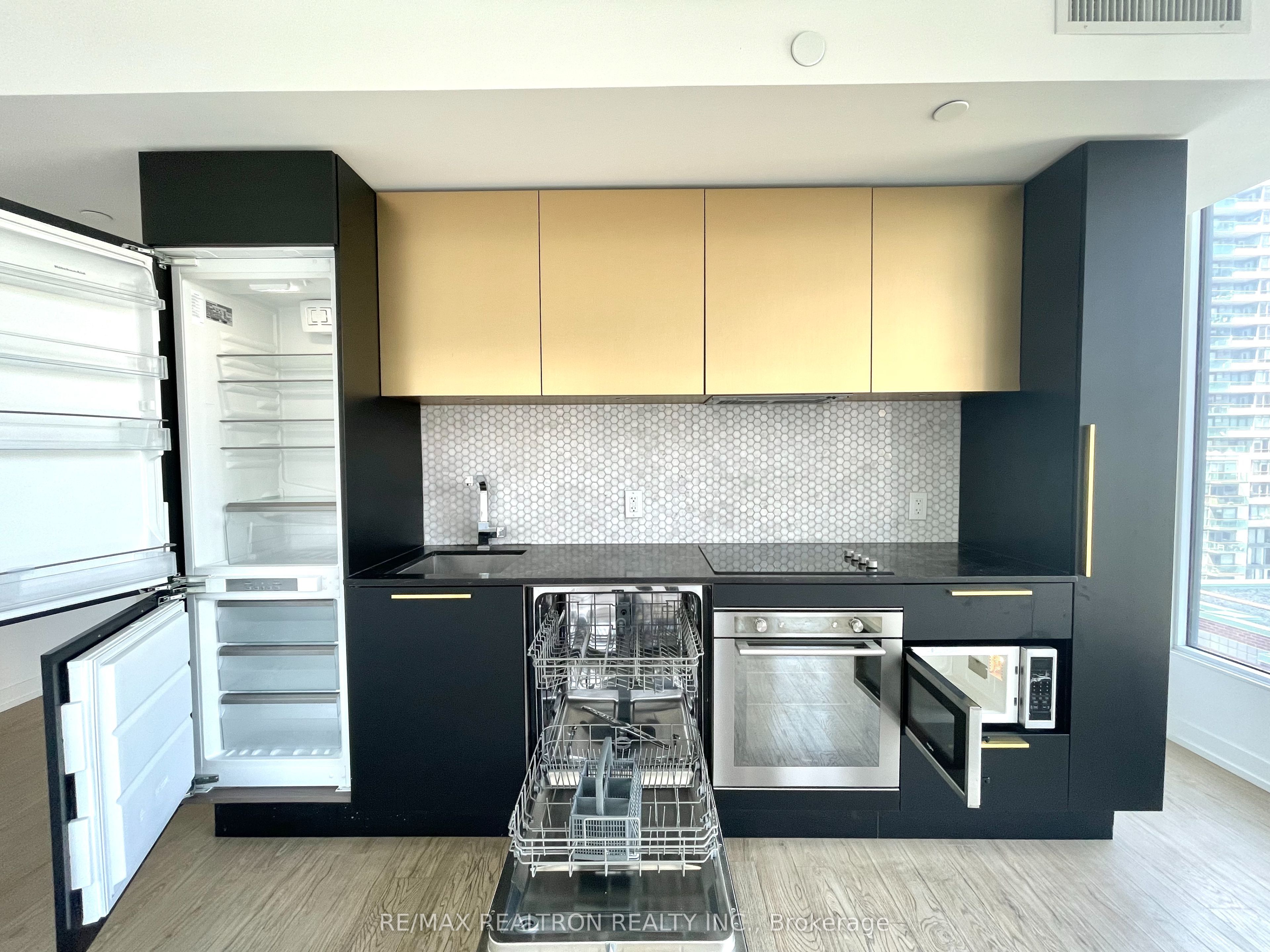 #1016 - 85 Wood Street Property Photo 7