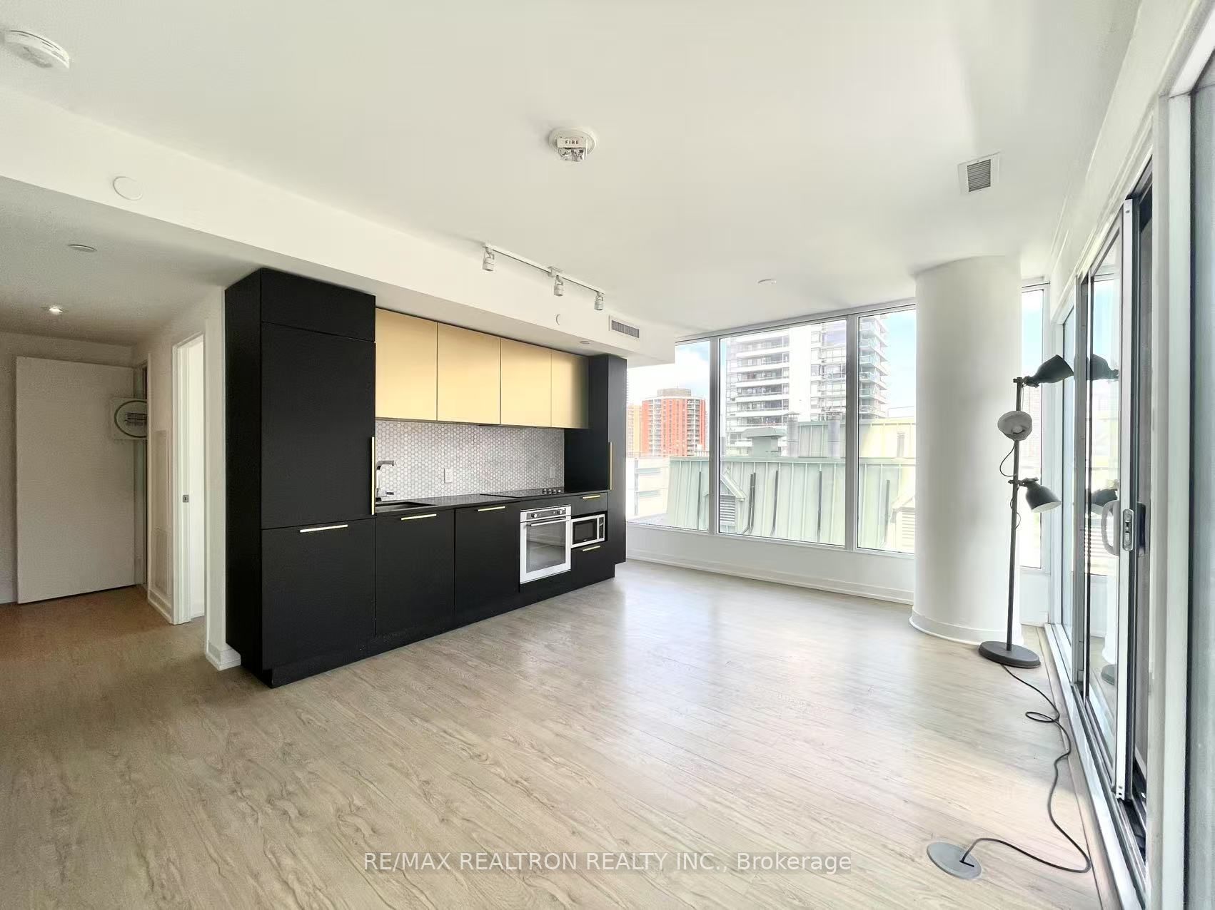 #1016 - 85 Wood Street Property Photo 8