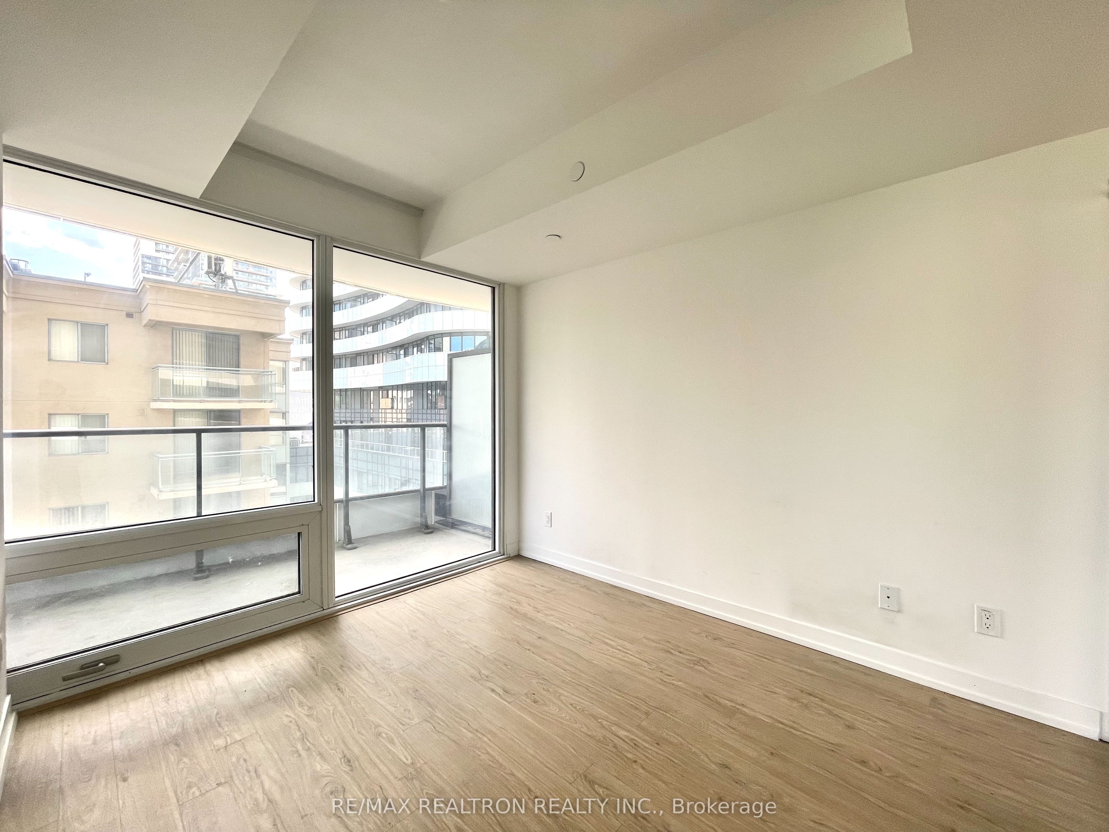 #1016 - 85 Wood Street Property Photo 9