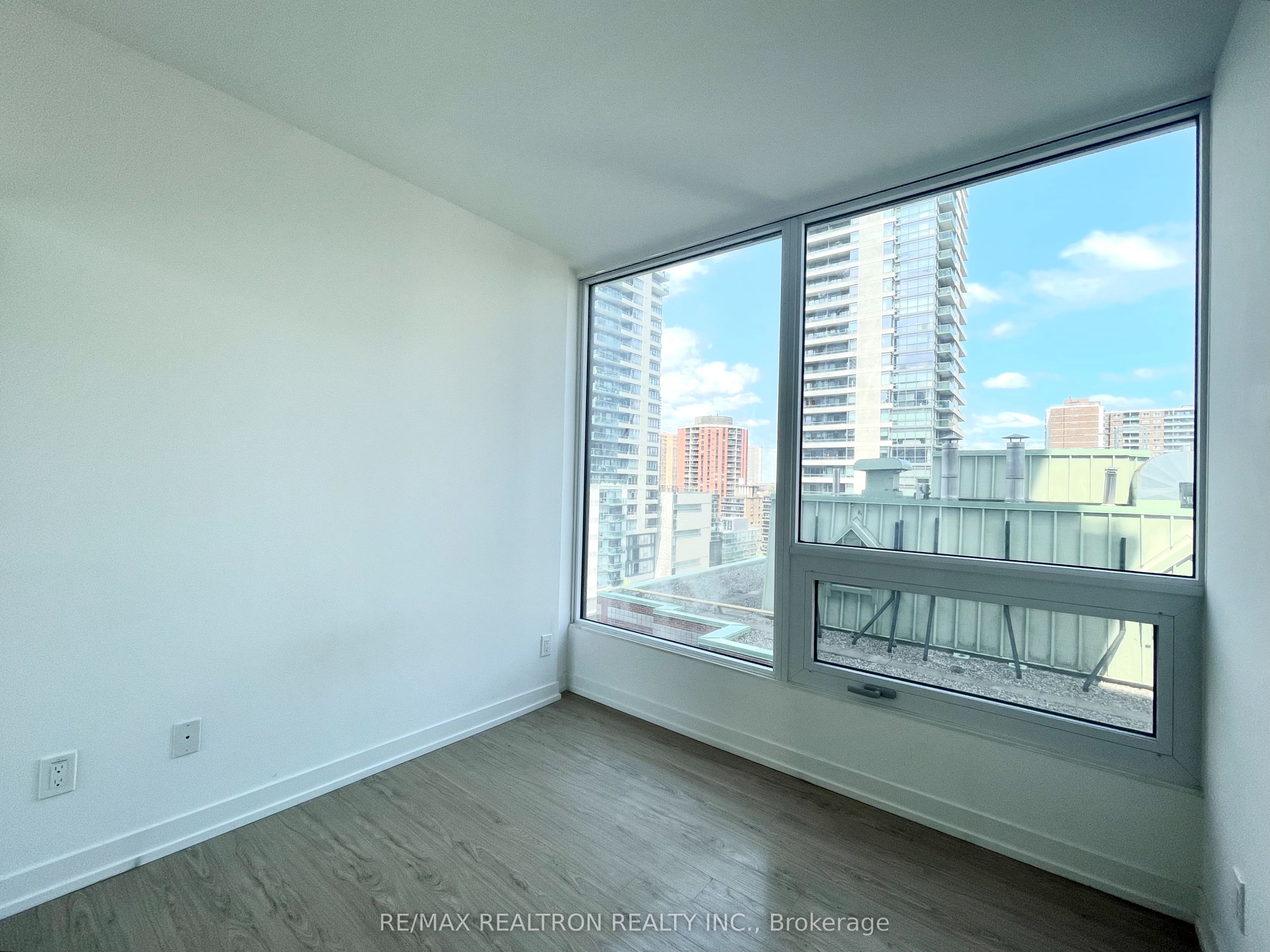 #1016 - 85 Wood Street Property Photo 12