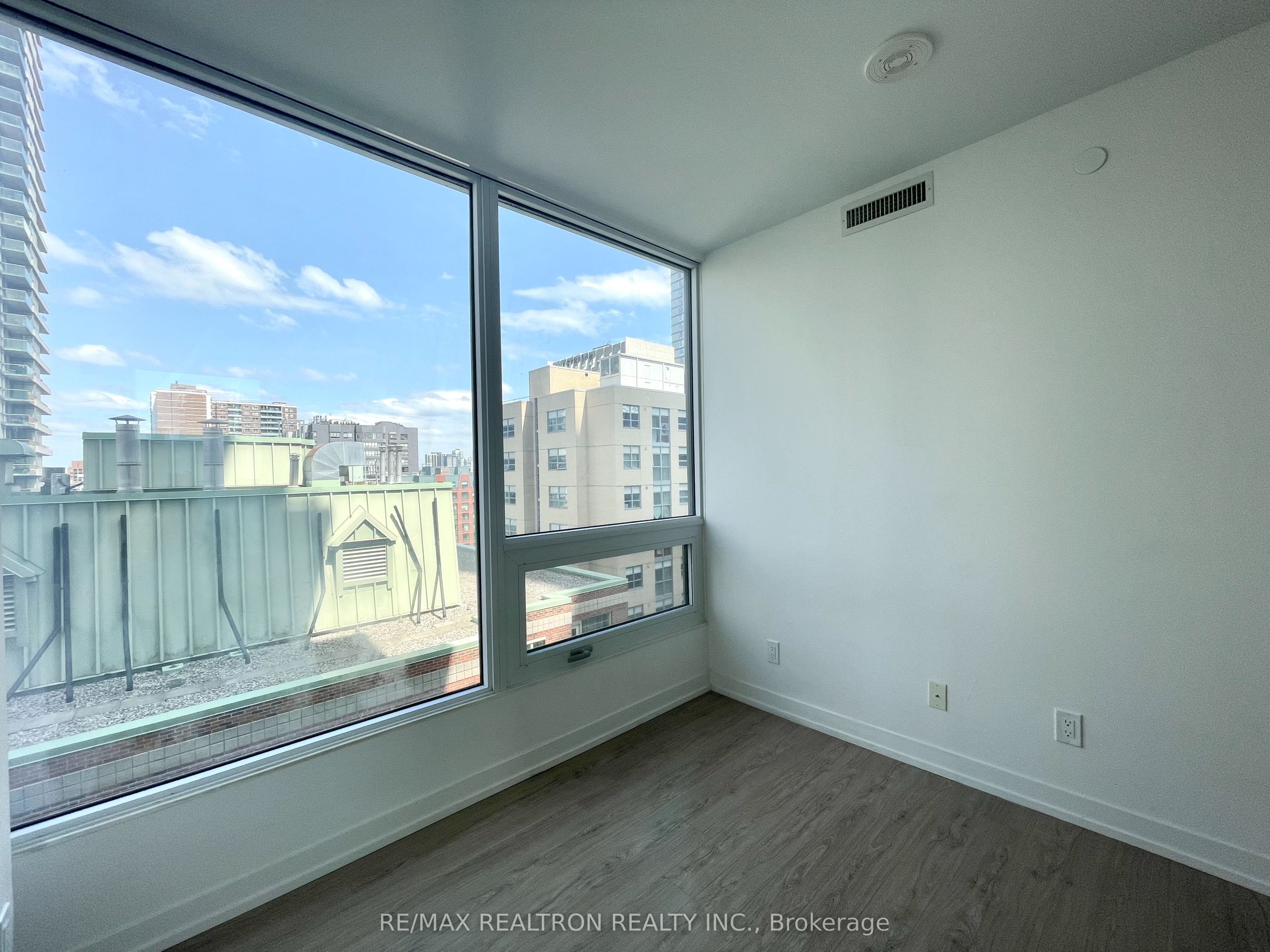#1016 - 85 Wood Street Property Photo 13