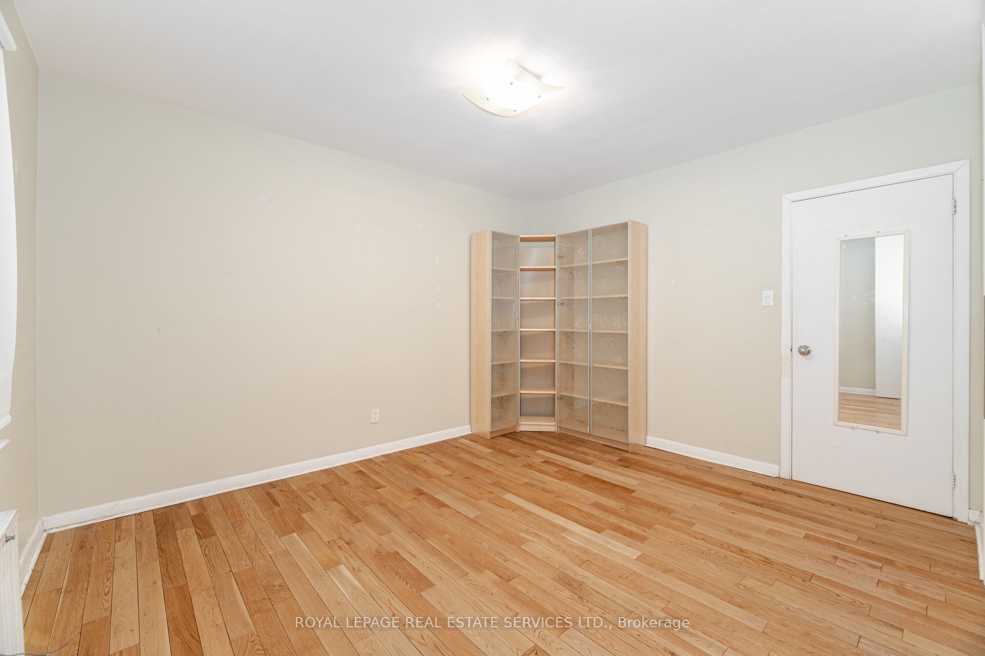 #3 Upper - 475 Winona Drive Property Photo 13