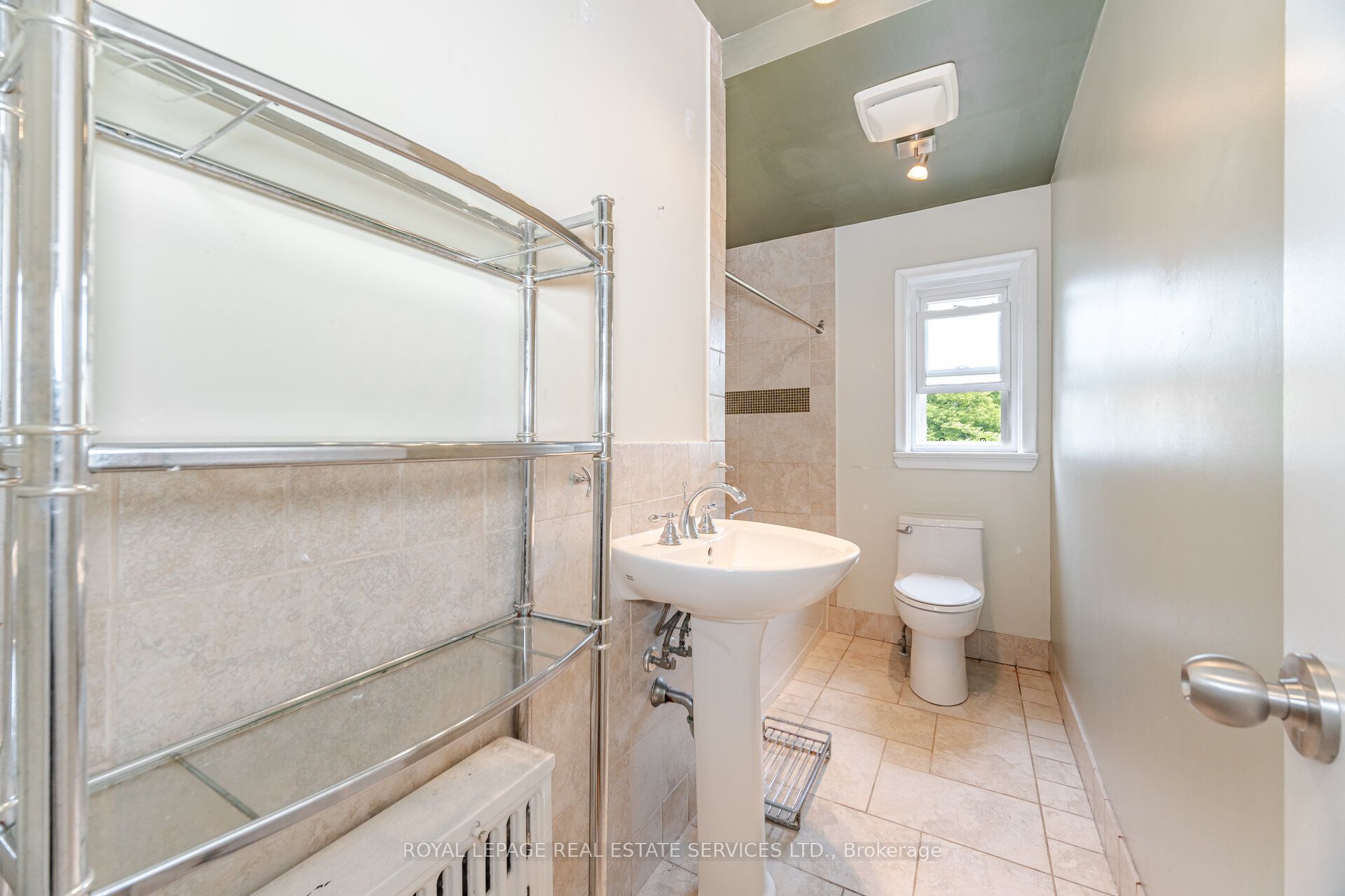 #3 Upper - 475 Winona Drive Property Photo 16