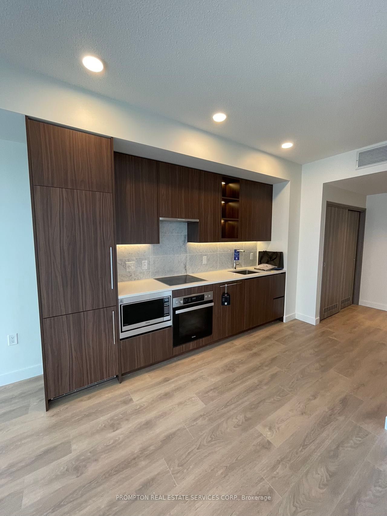 #2215 - 85 Mcmahon Drive Property Photo 7