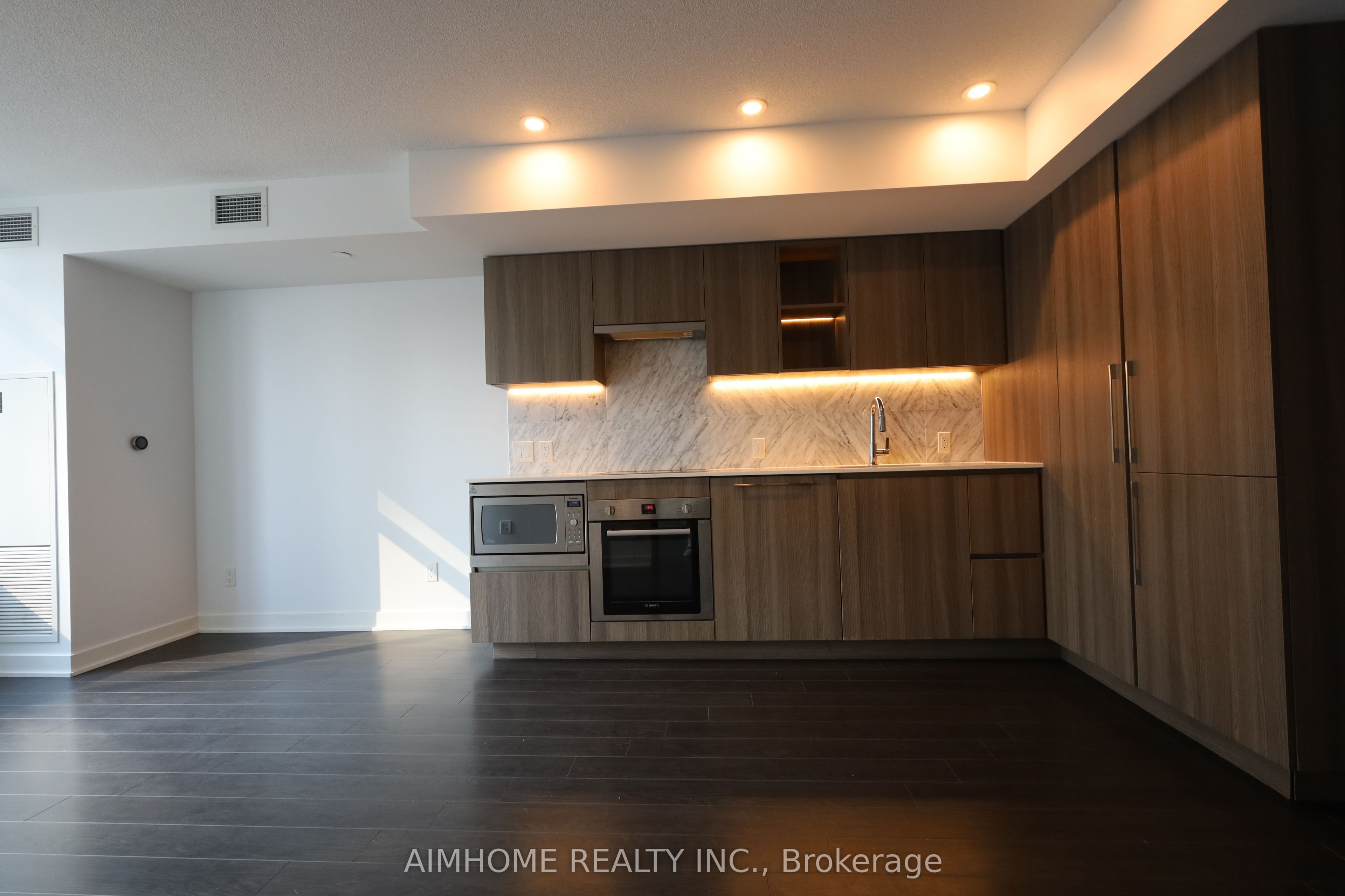 #715 - 19 Bathurst Street Property Photo 3