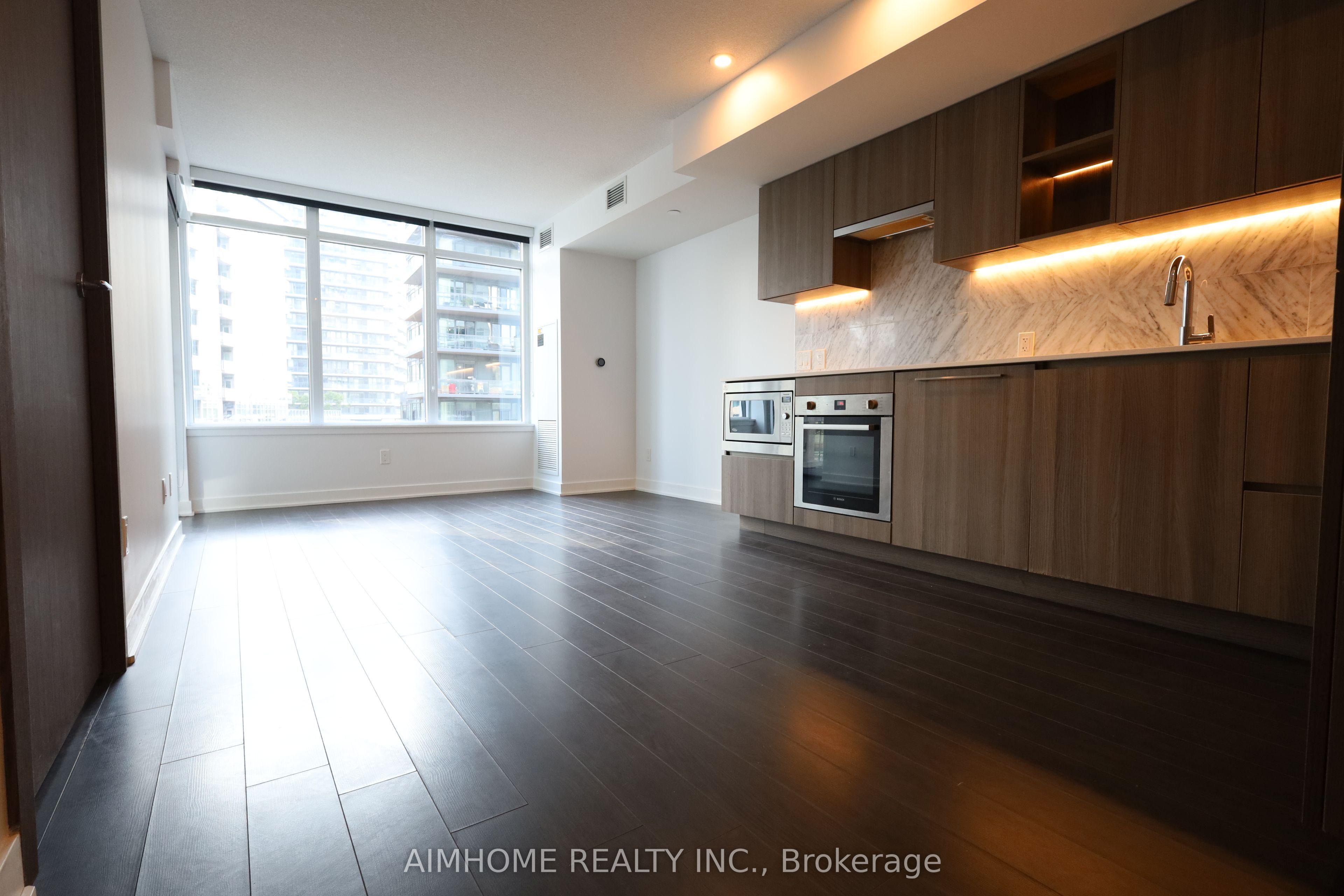 #715 - 19 Bathurst Street Property Photo 11