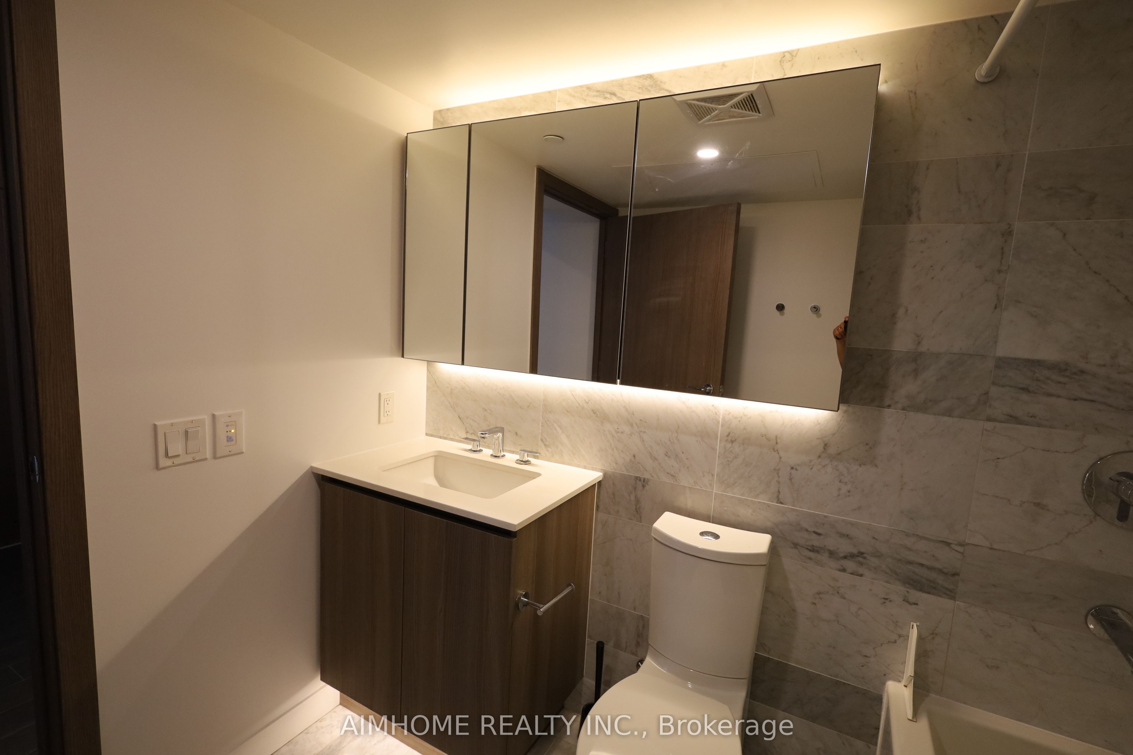 #715 - 19 Bathurst Street Property Photo 15