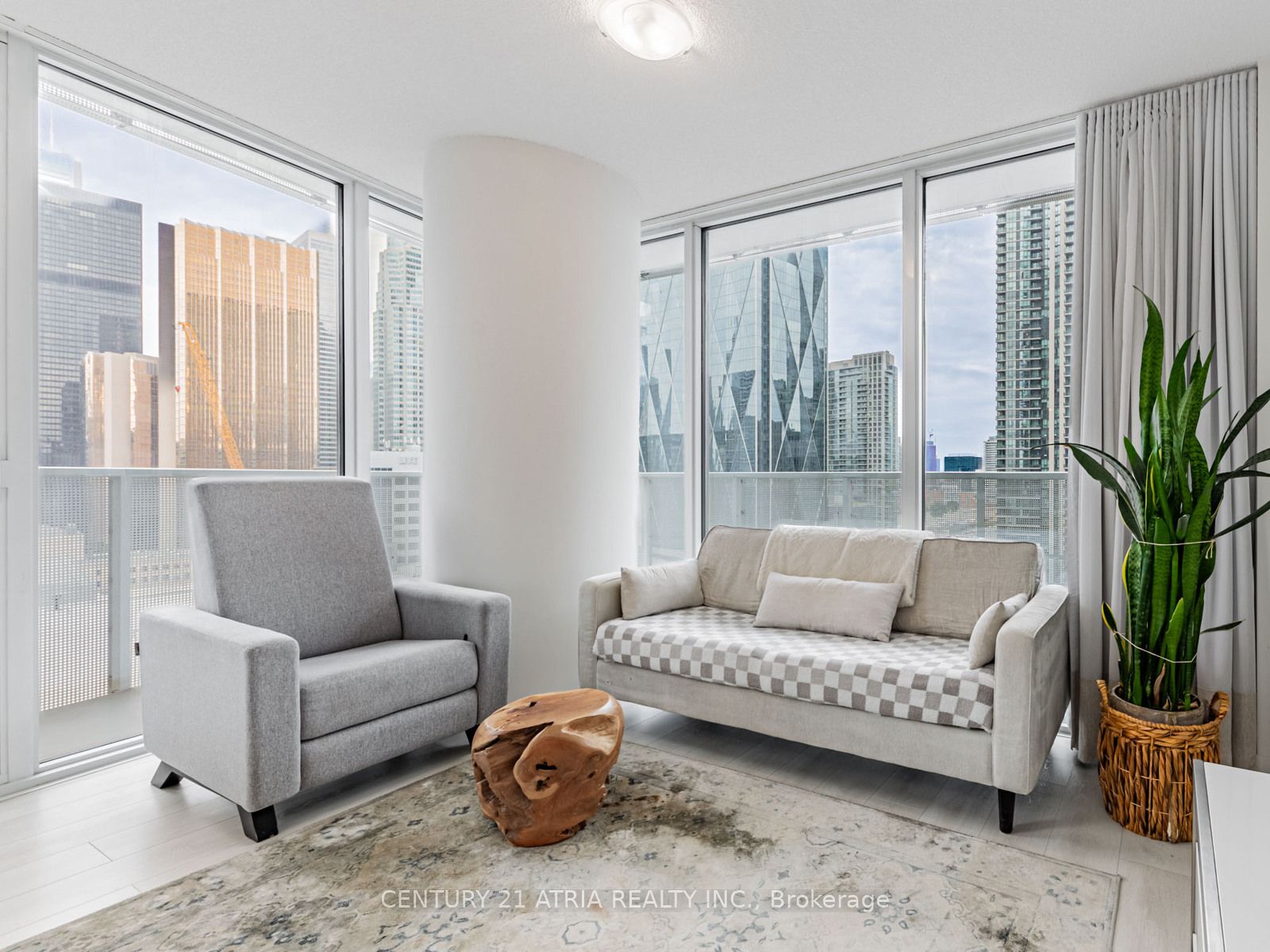 #1704 - 88 Harbour Street Property Photo 4