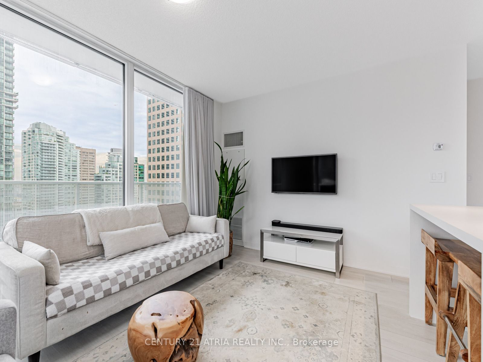 #1704 - 88 Harbour Street Property Photo 5