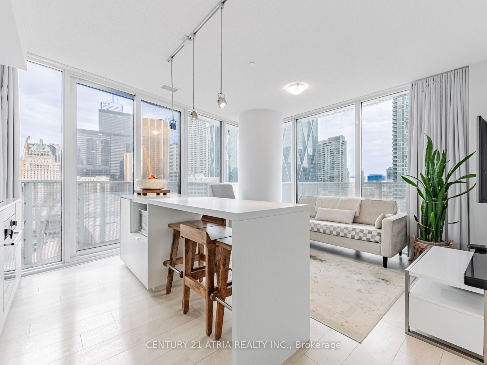 #1704 - 88 Harbour Street Property Photo 9