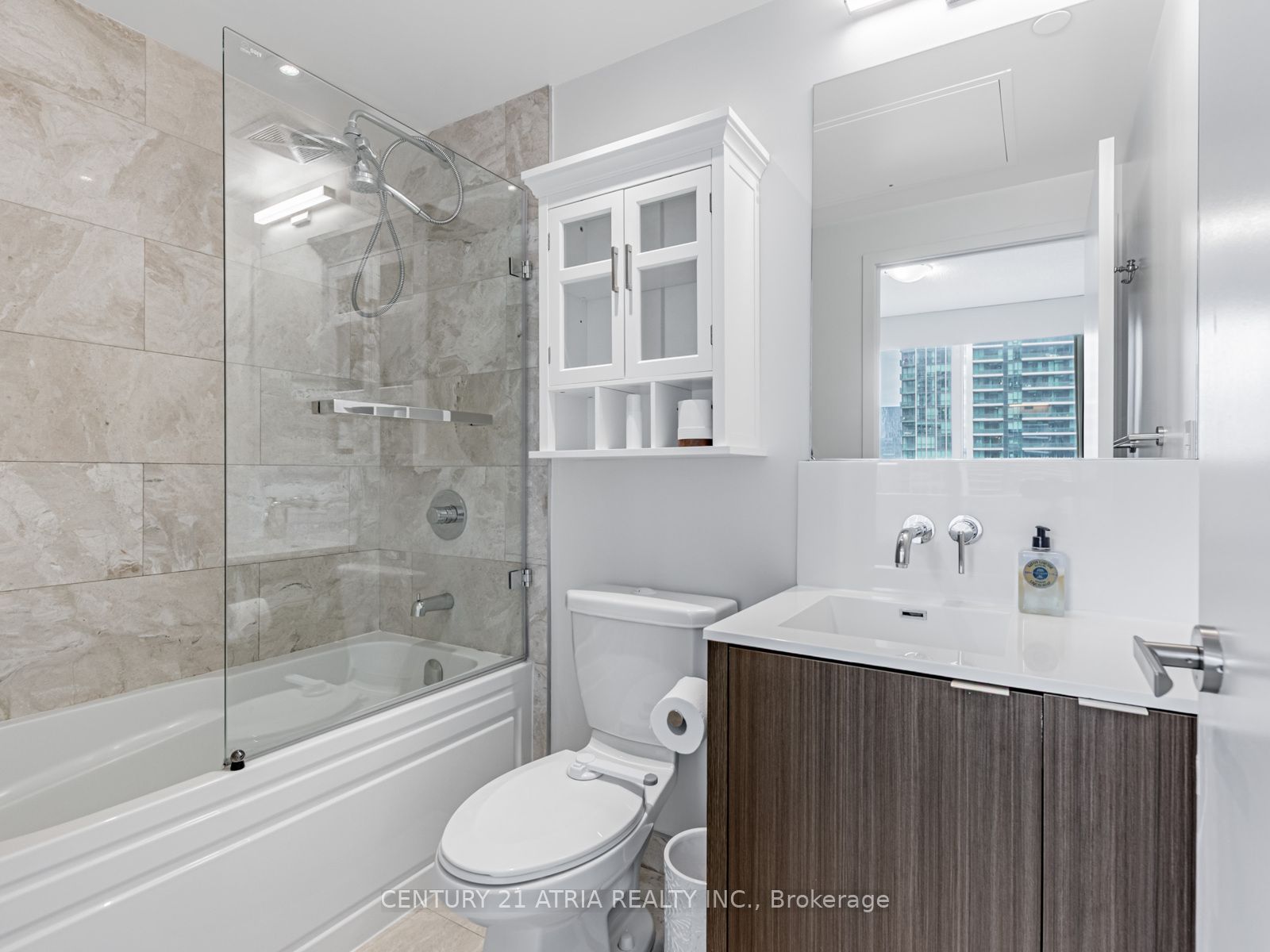 #1704 - 88 Harbour Street Property Photo 14