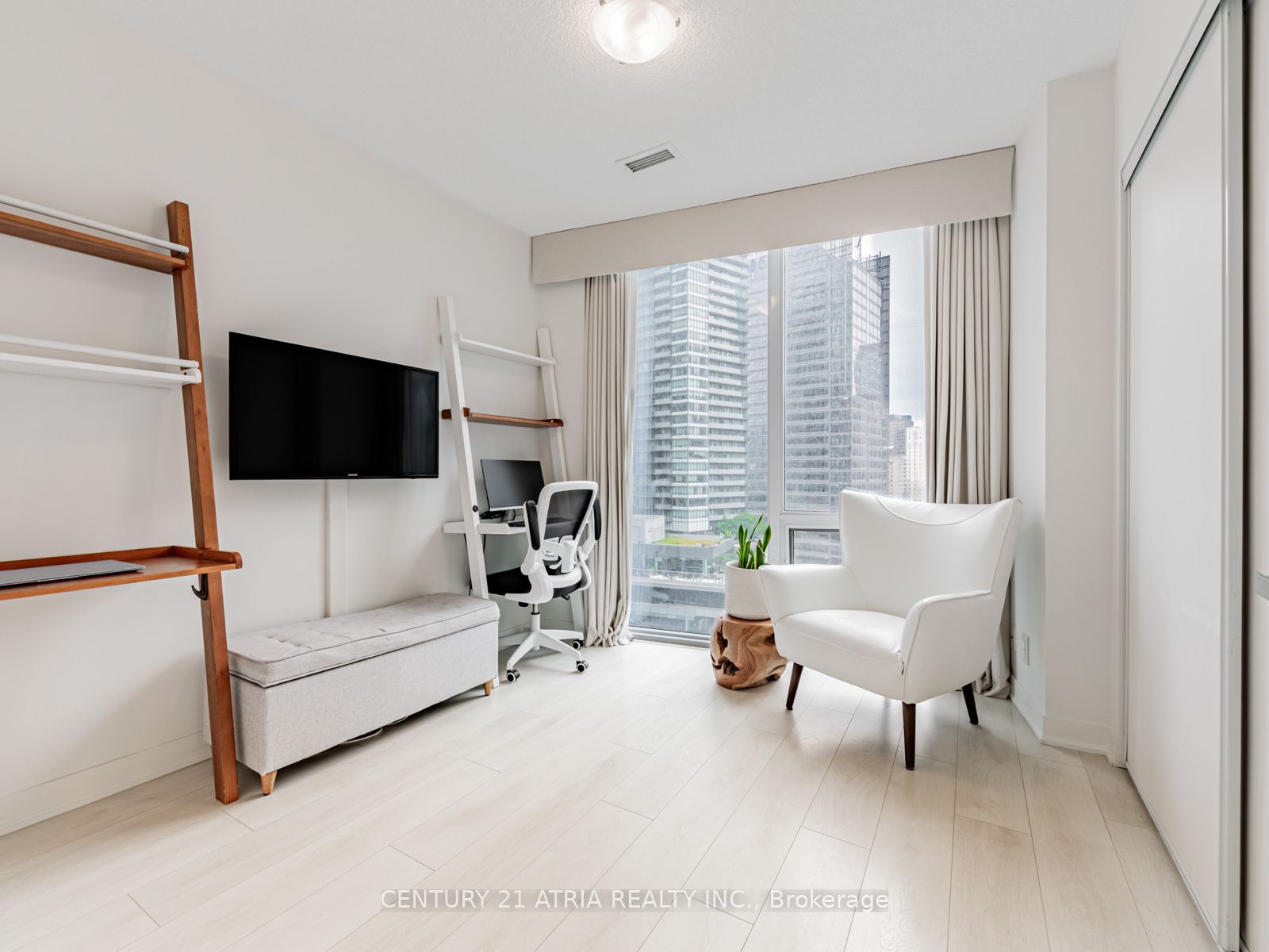 #1704 - 88 Harbour Street Property Photo 17
