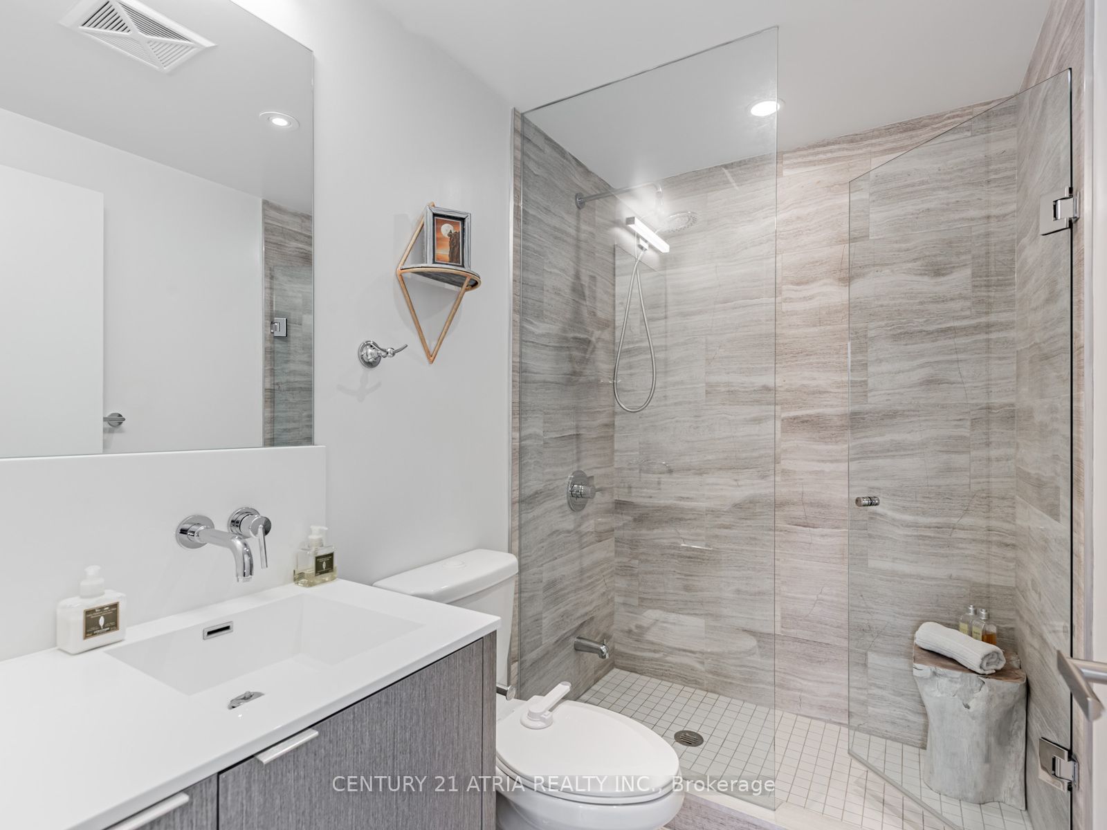 #1704 - 88 Harbour Street Property Photo 20