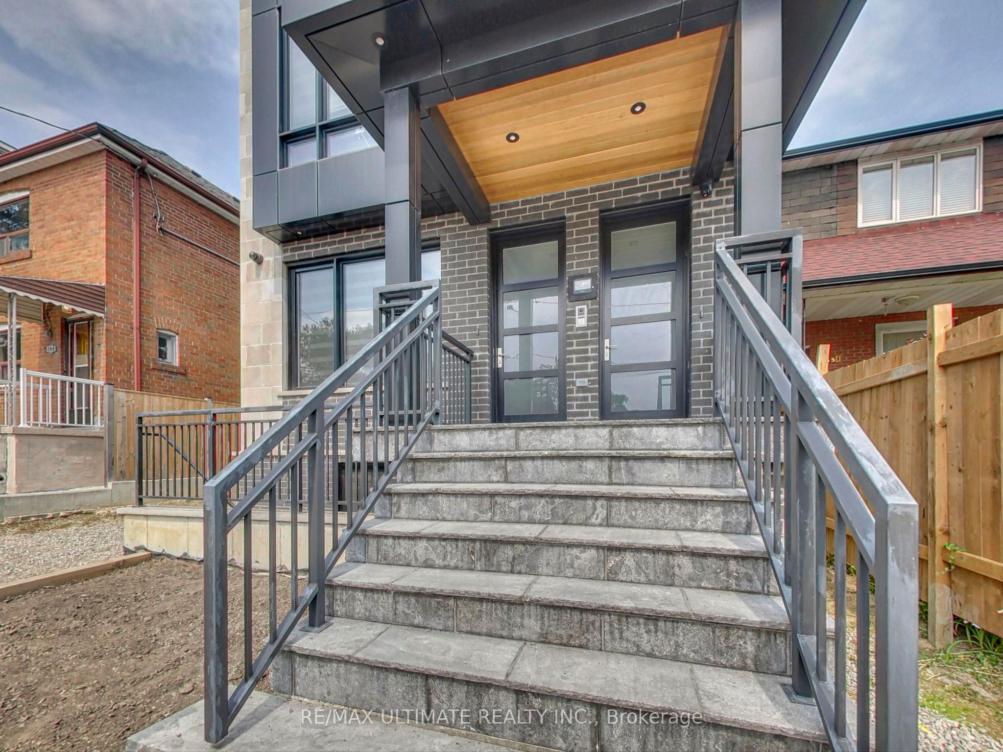 #101 - 387 Glenholme Avenue Property Photo 2