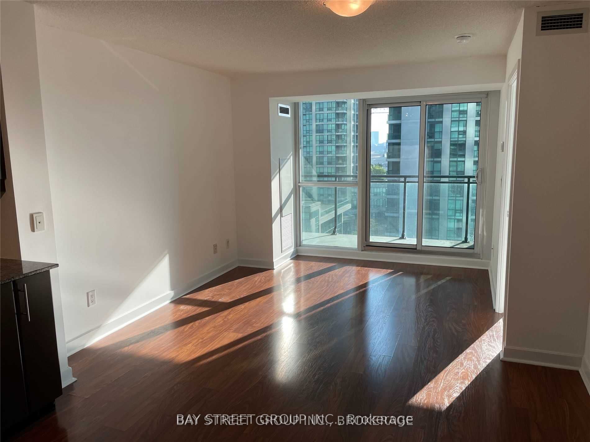 #807 - 33 Bay Street Property Photo 5