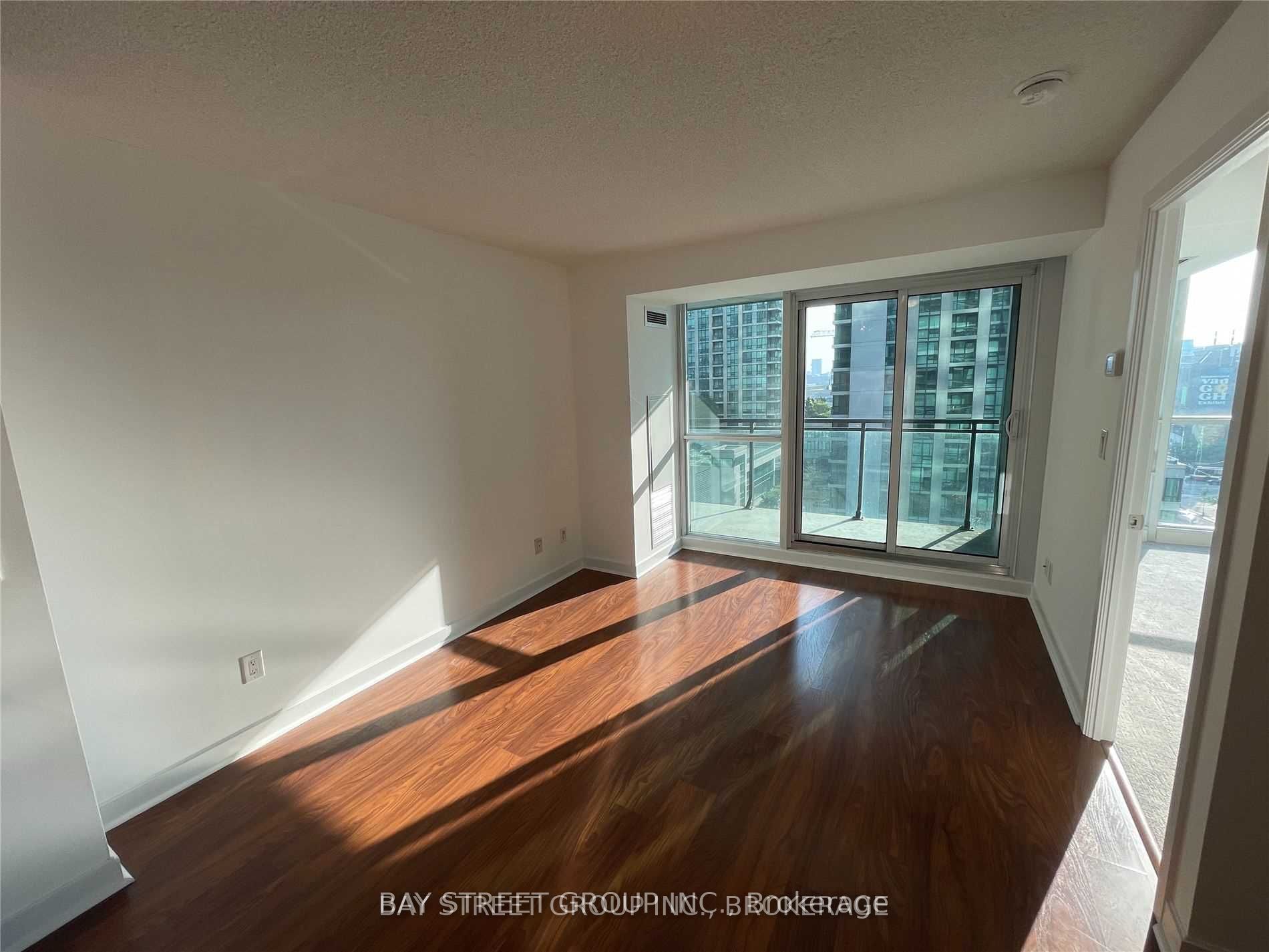 #807 - 33 Bay Street Property Photo 6