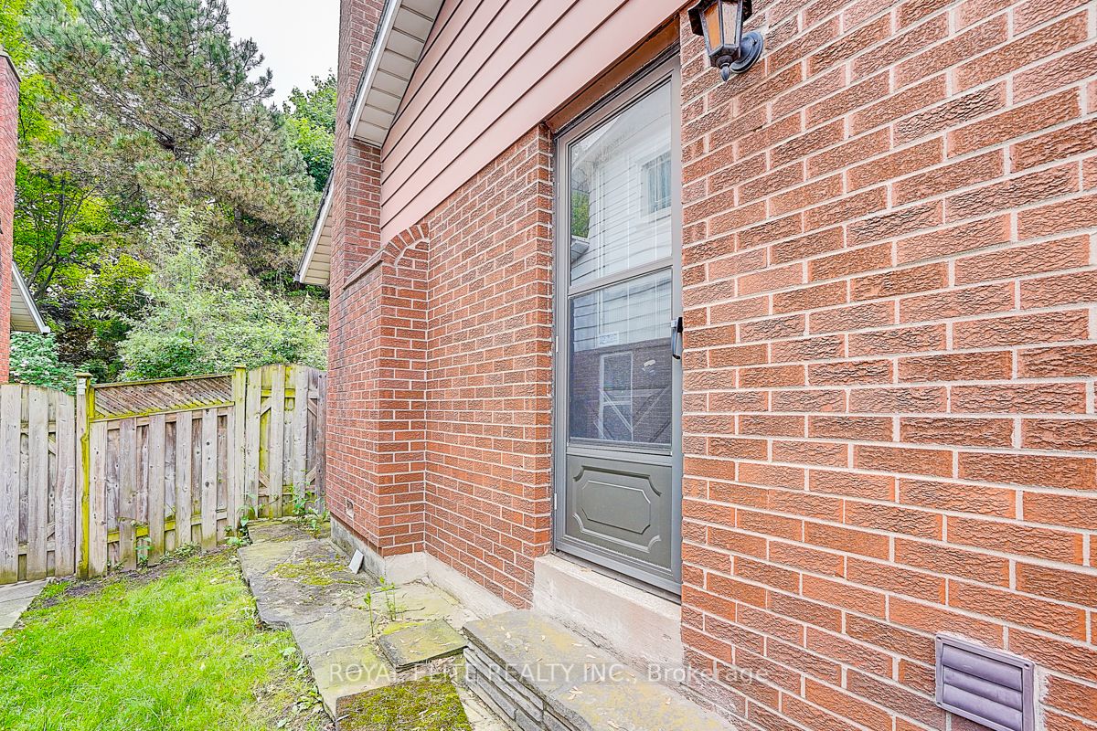 11 Abbeywood Trail Property Photo 7