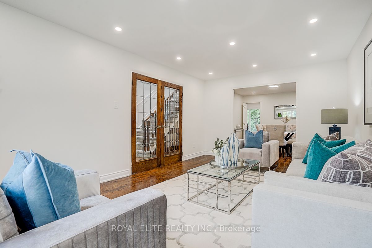11 Abbeywood Trail Property Photo 14