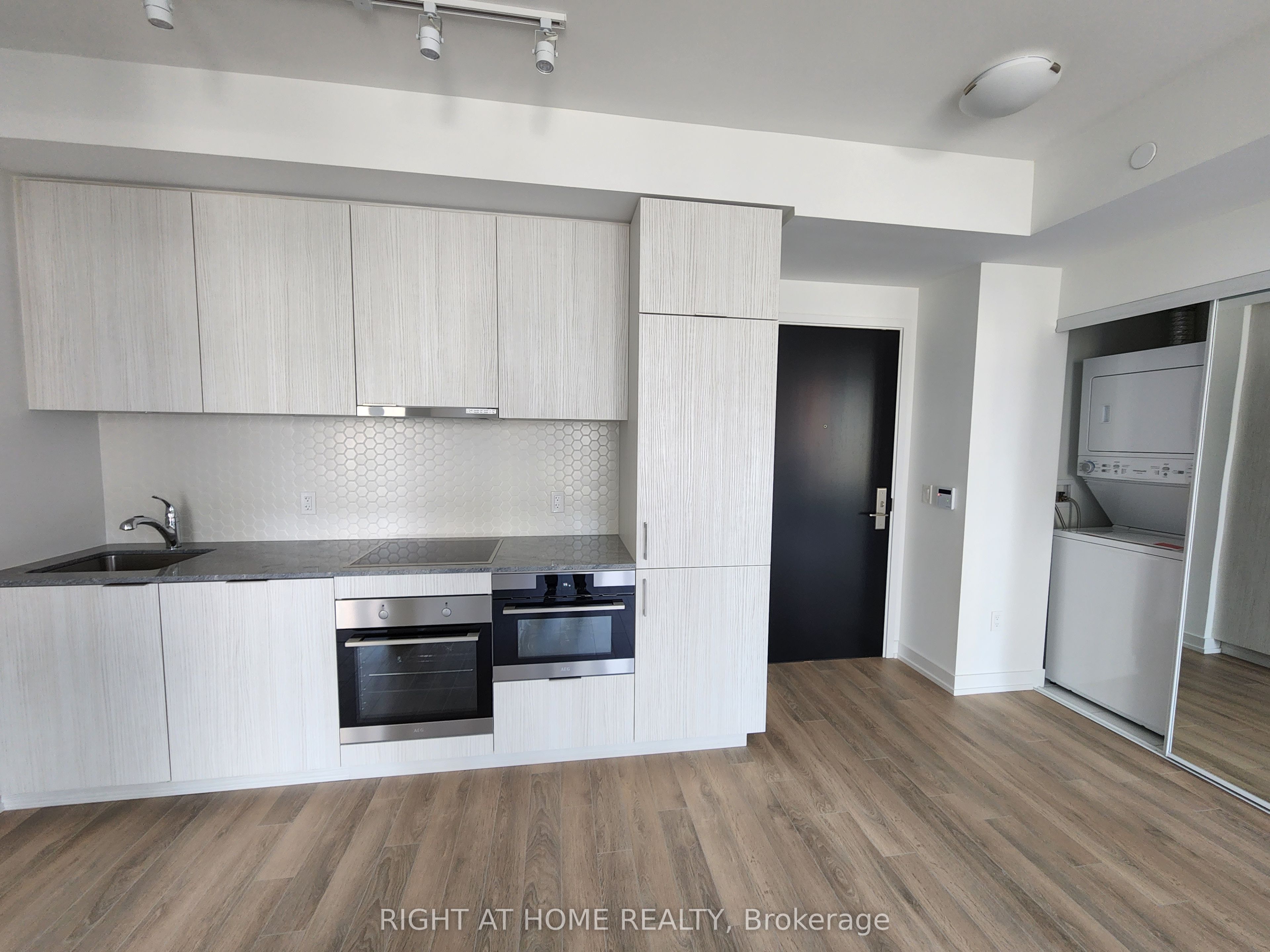 #414 - 158 Front Street Property Photo 5