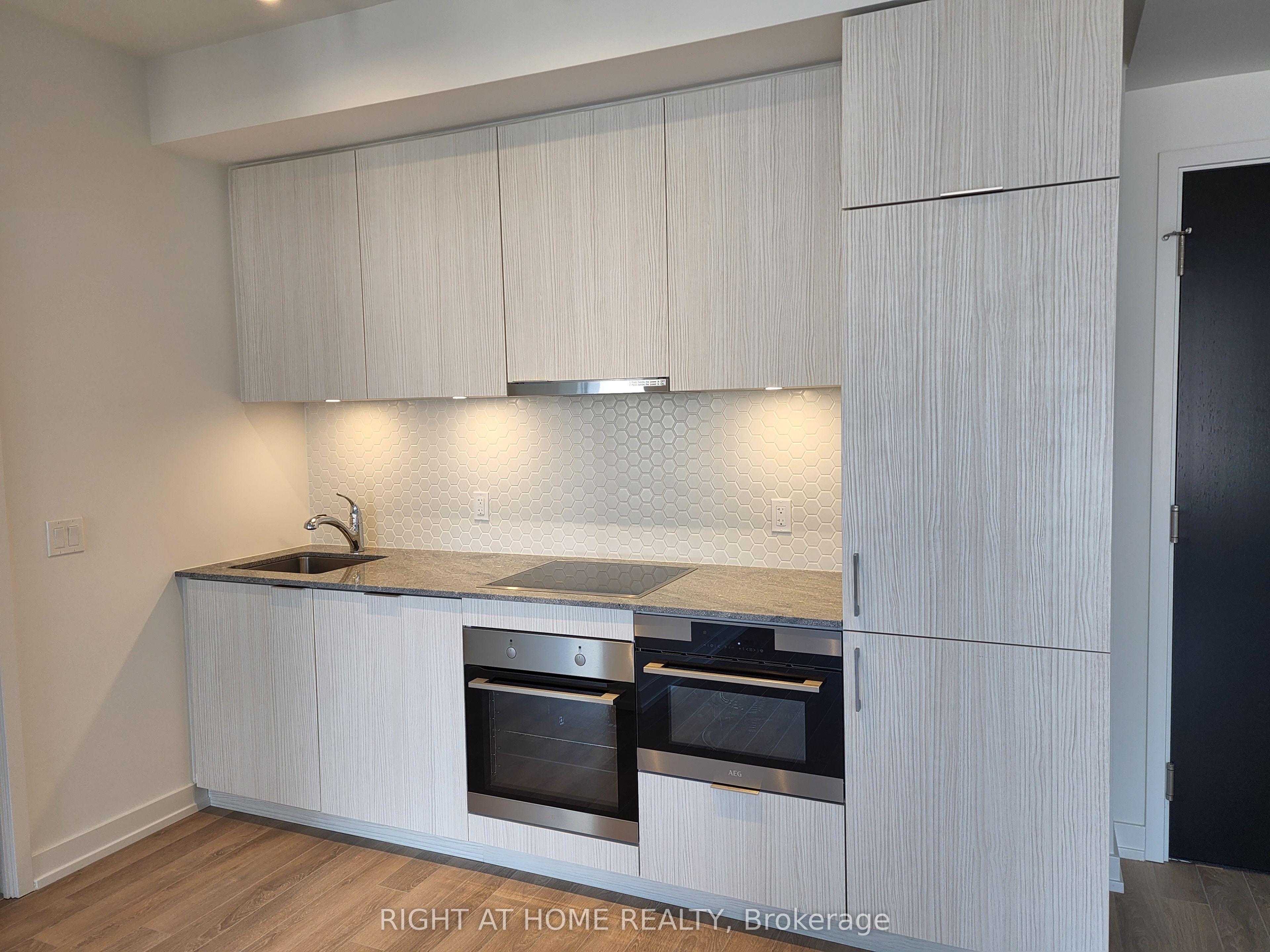 #414 - 158 Front Street Property Photo 6