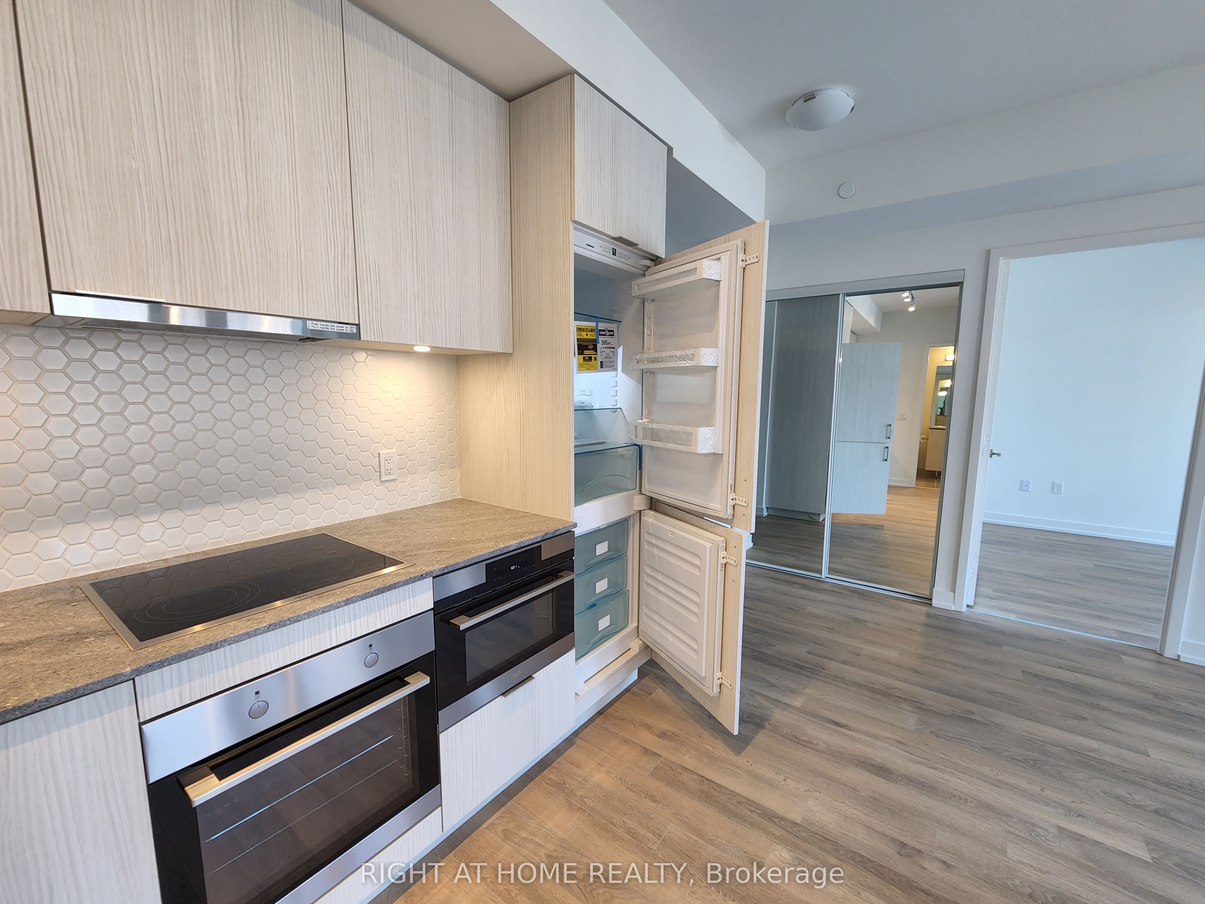 #414 - 158 Front Street Property Photo 7