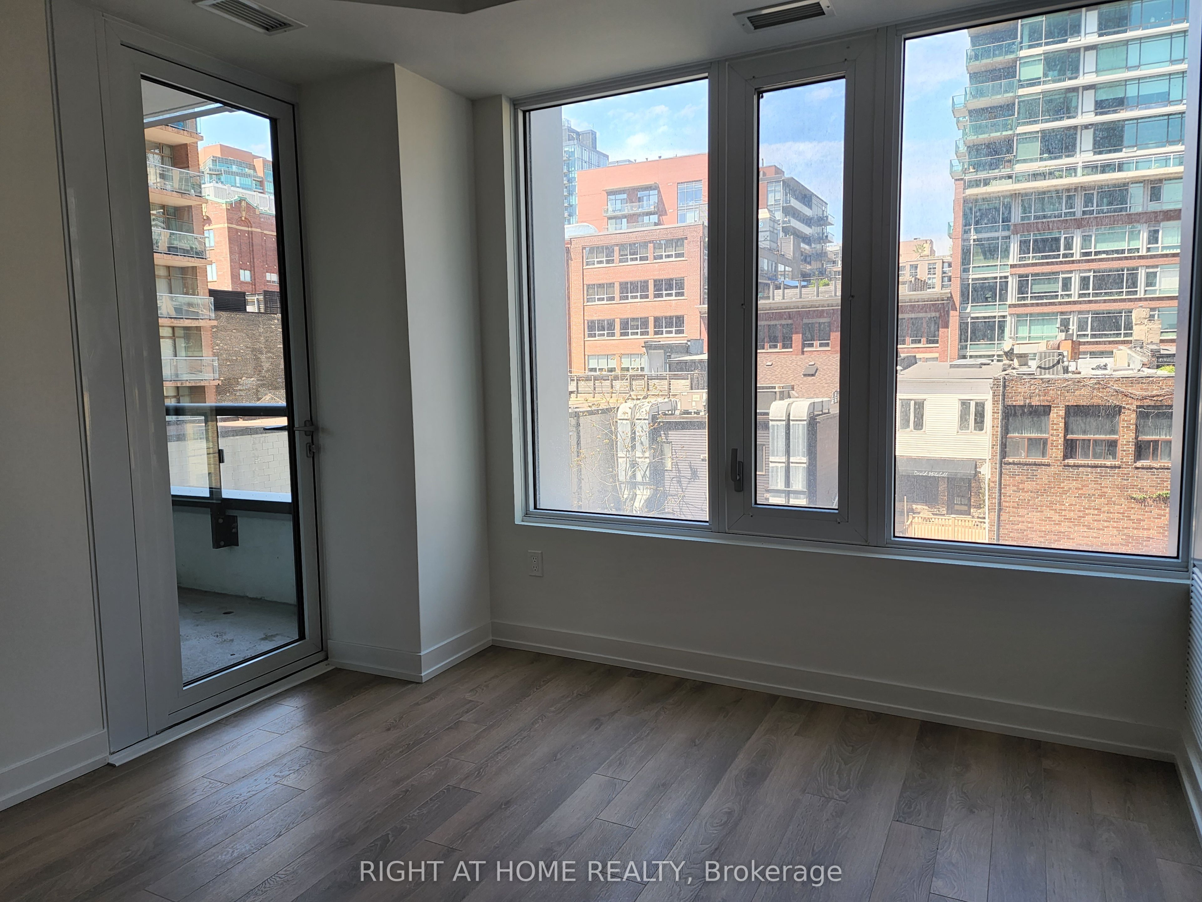 #414 - 158 Front Street Property Photo 10