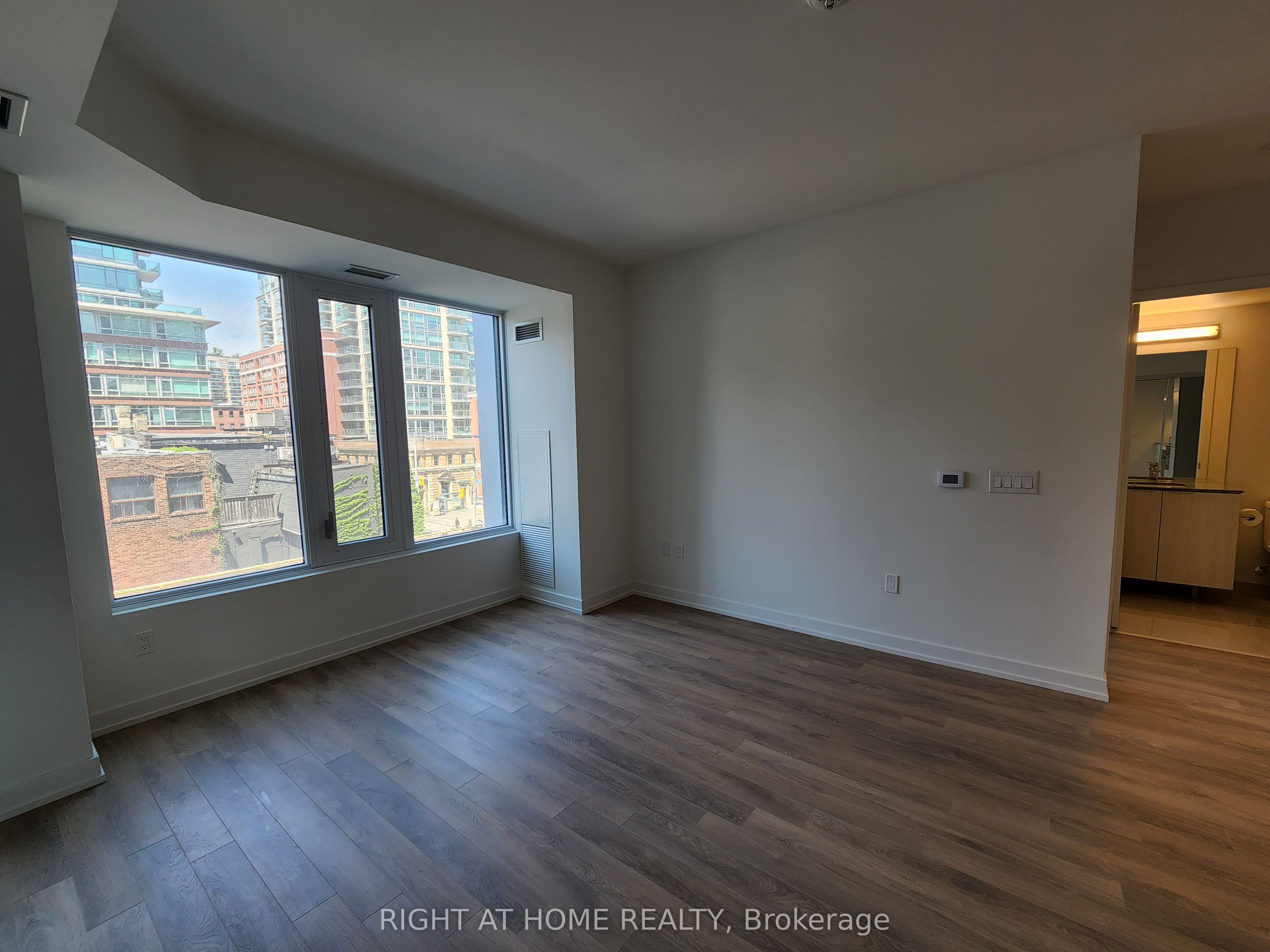 #414 - 158 Front Street Property Photo 11