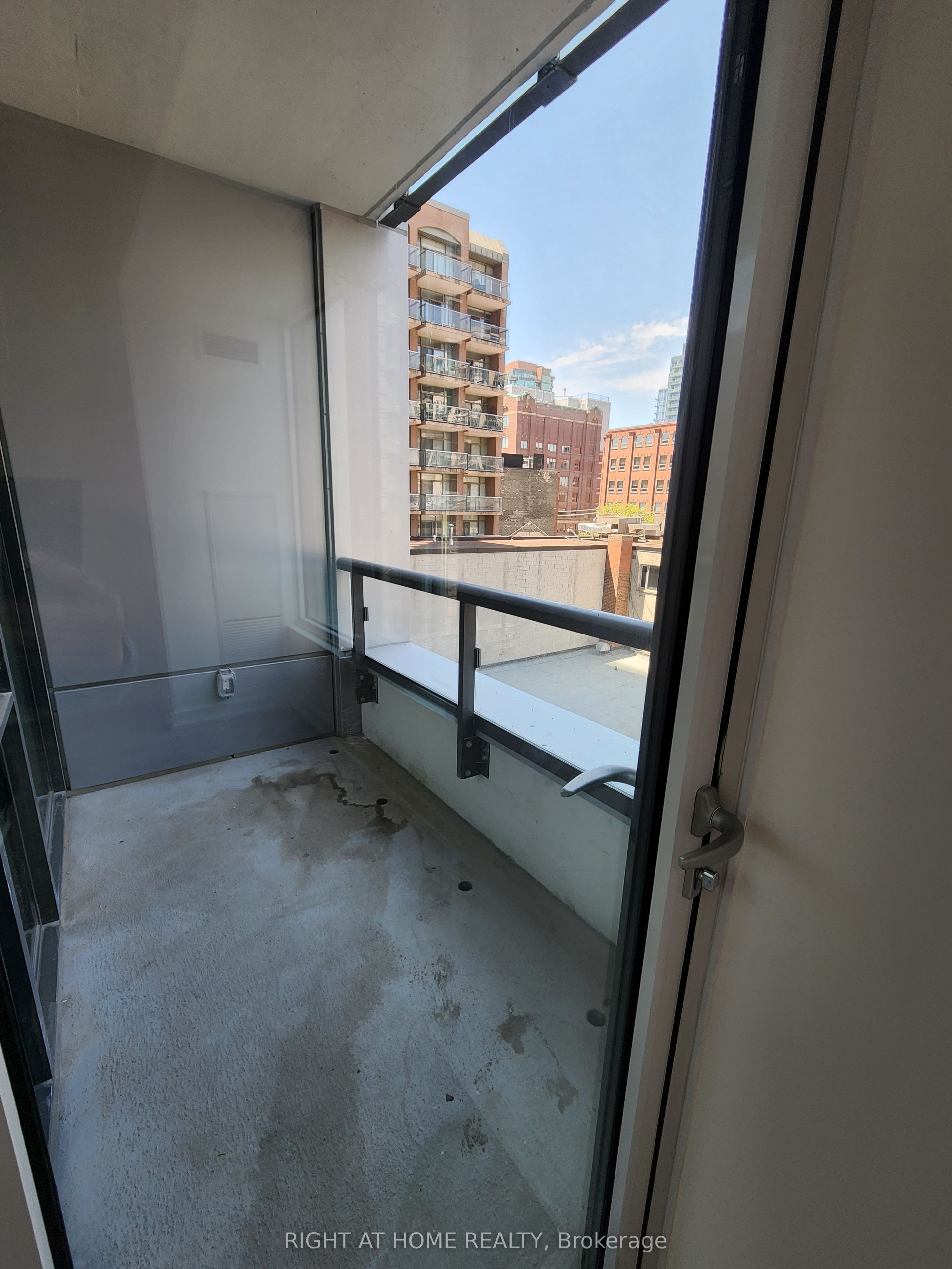 #414 - 158 Front Street Property Photo 14