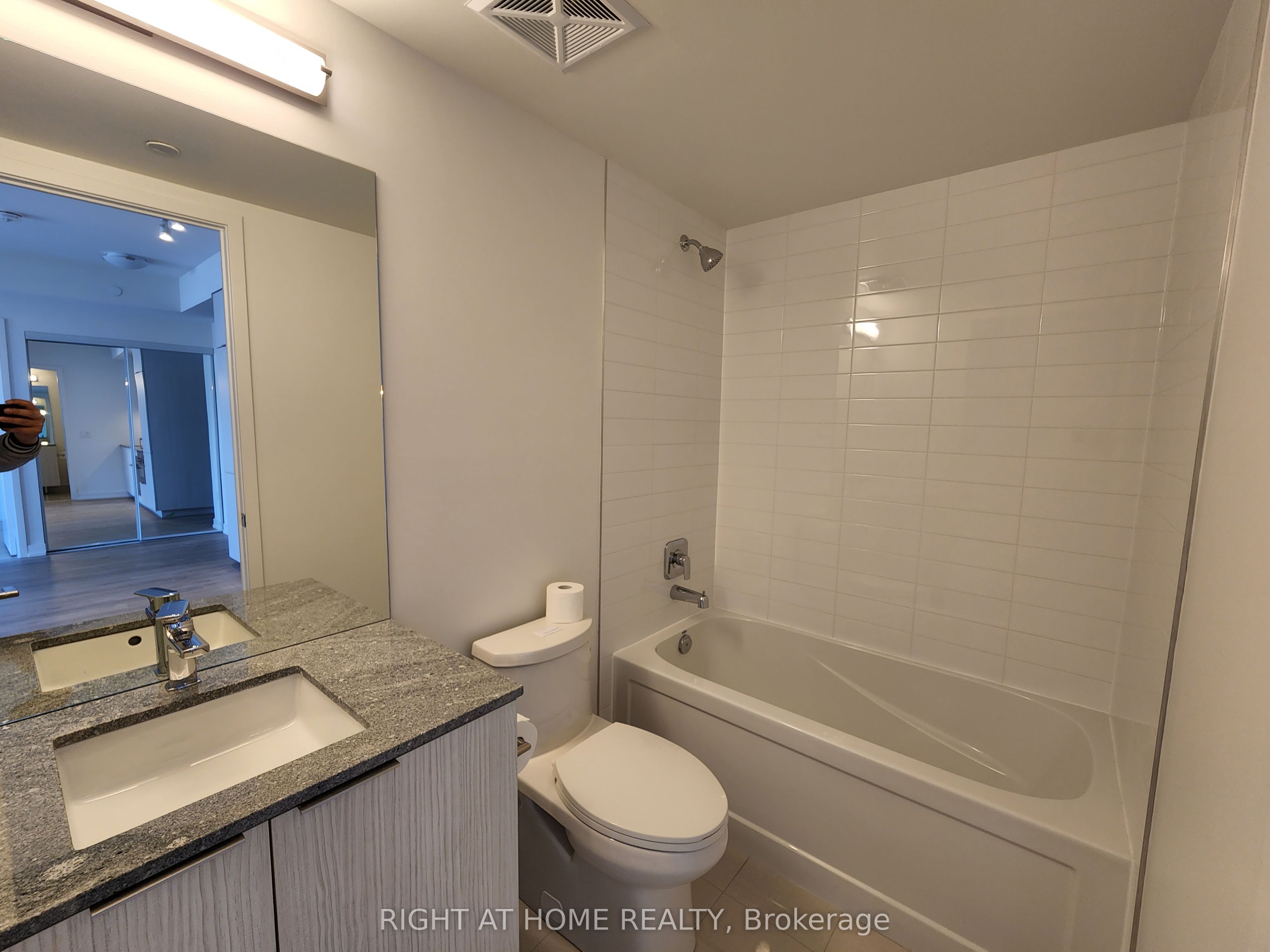 #414 - 158 Front Street Property Photo 18