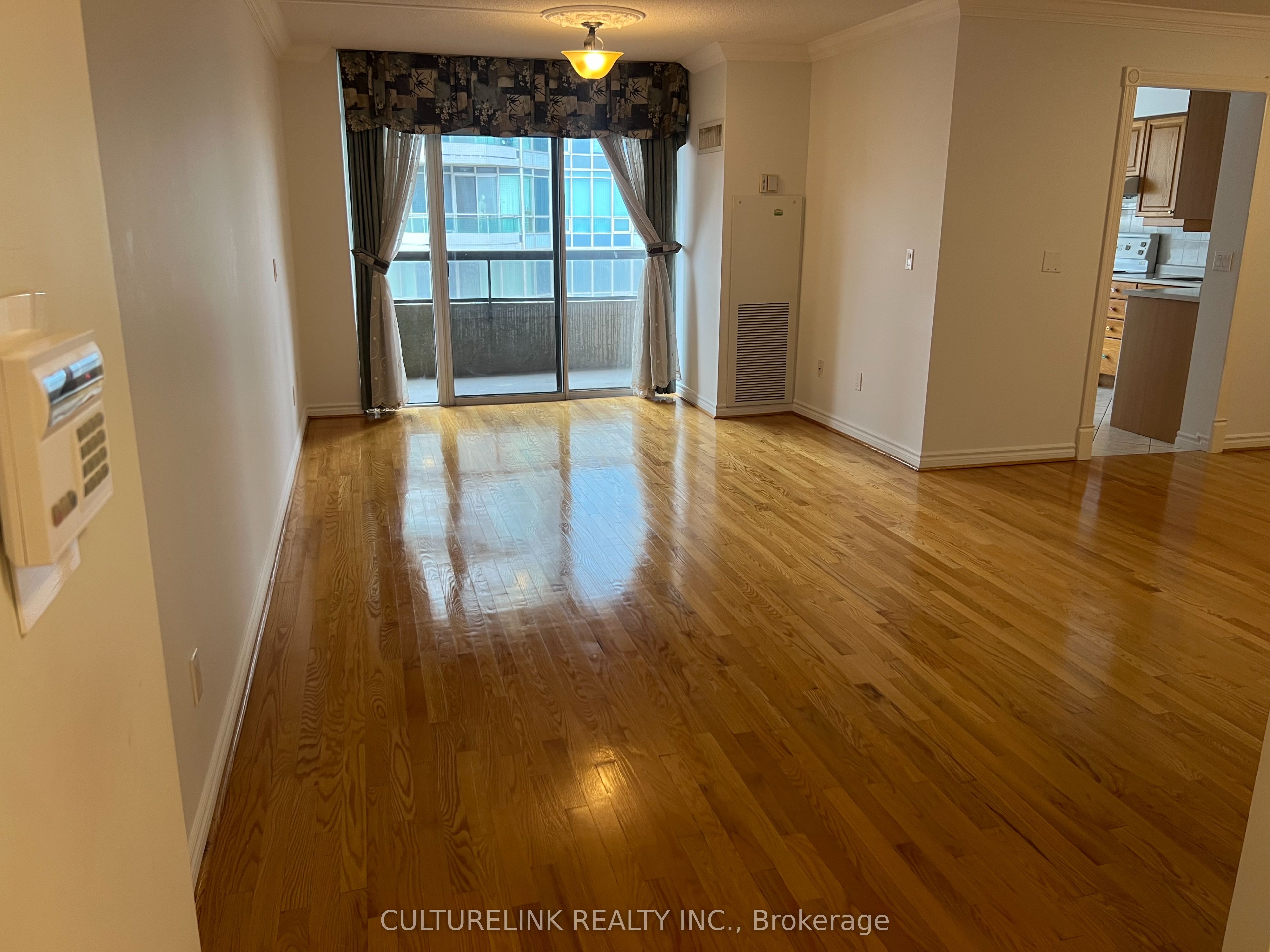 #2116 - 18 Sommerset Way Property Photo 2