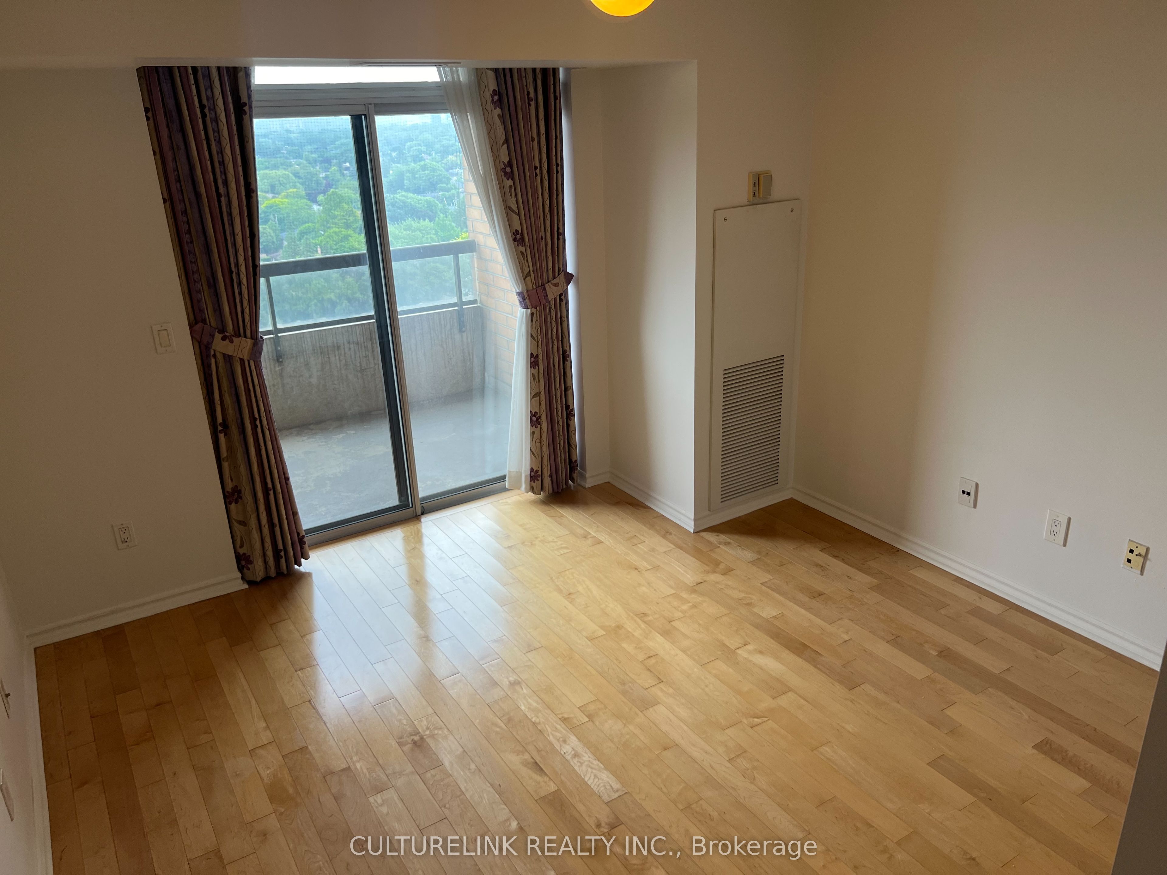 #2116 - 18 Sommerset Way Property Photo 3