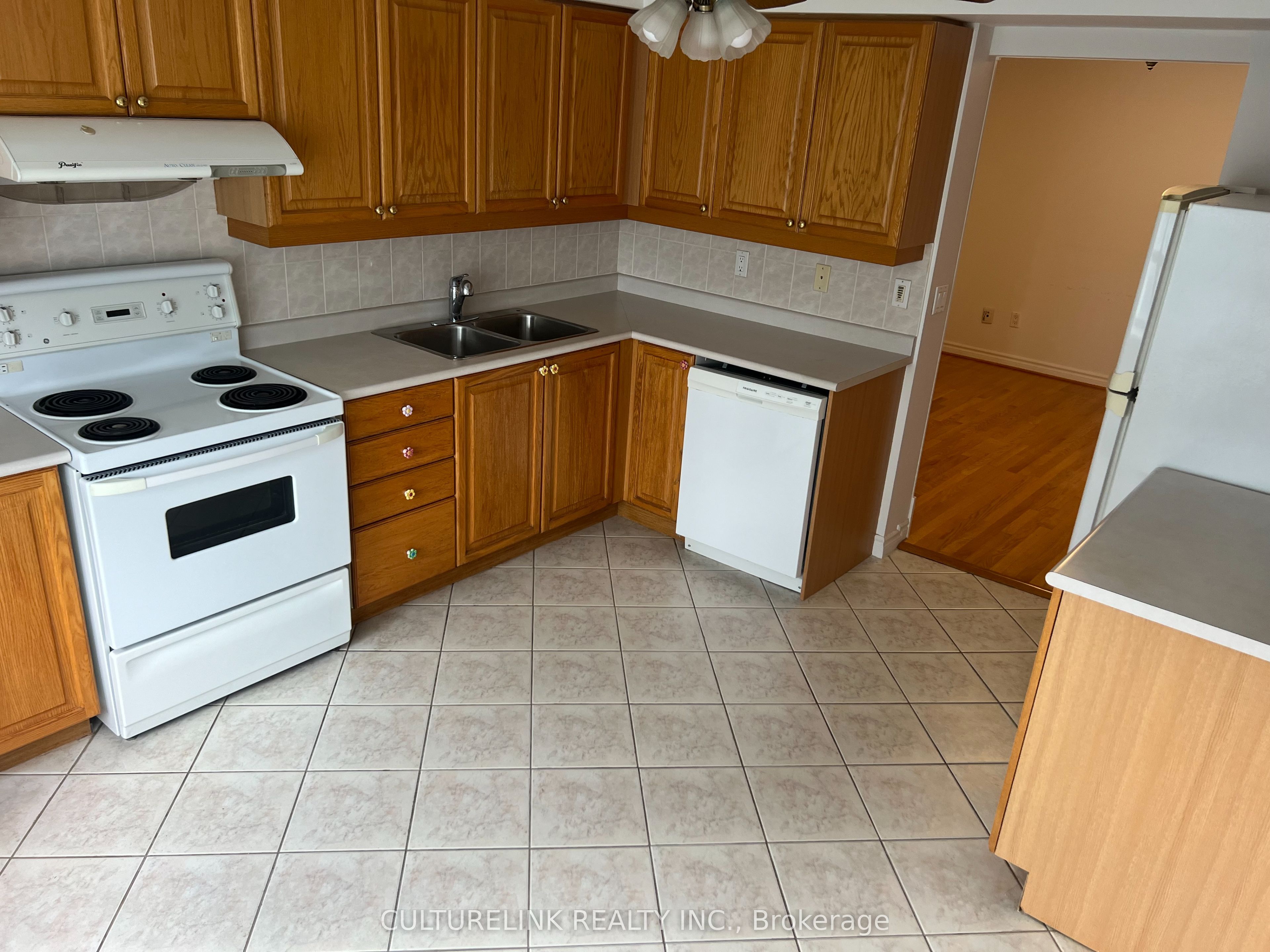 #2116 - 18 Sommerset Way Property Photo 10