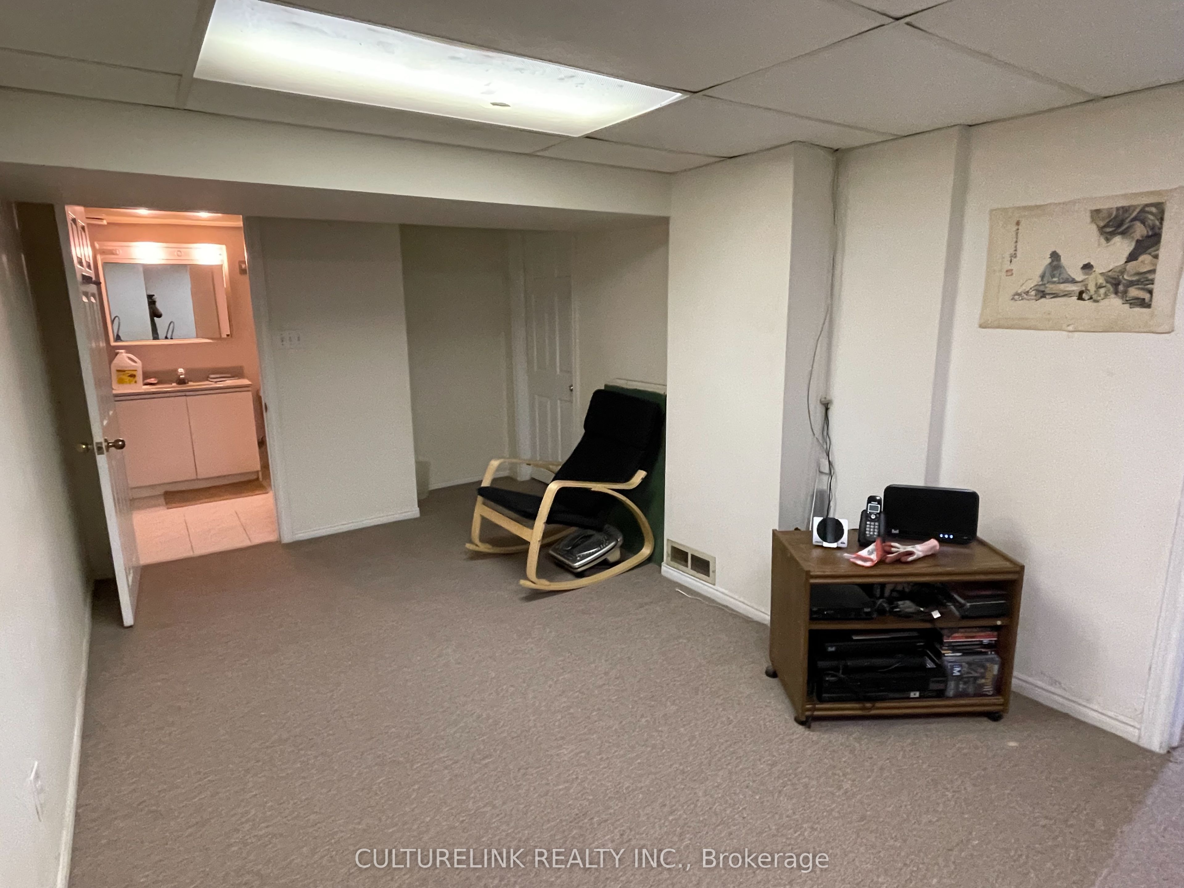 #1 Bedroom - 7 Millgate Crescent Property Photo 3