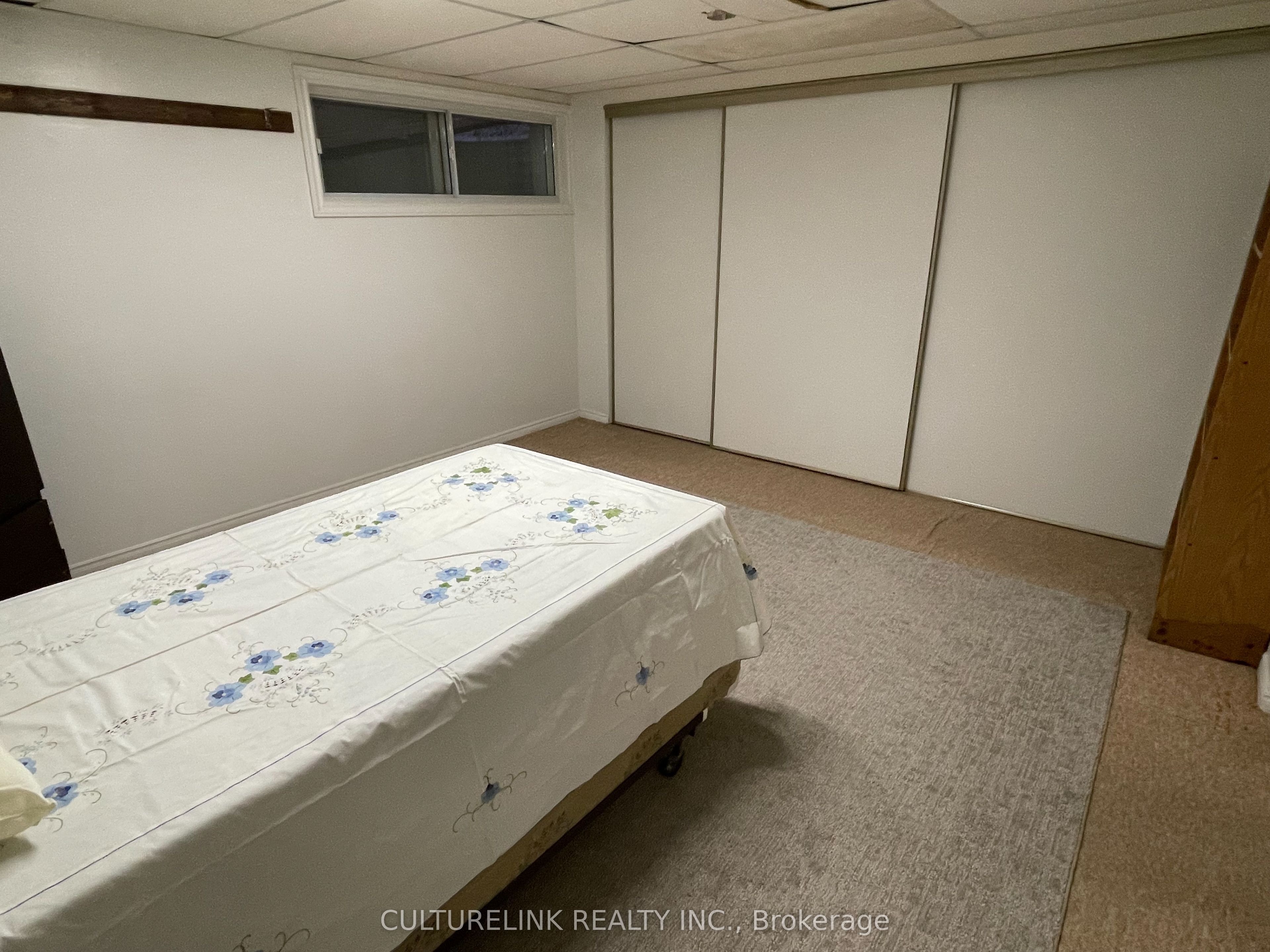#1 Bedroom - 7 Millgate Crescent Property Photo 4