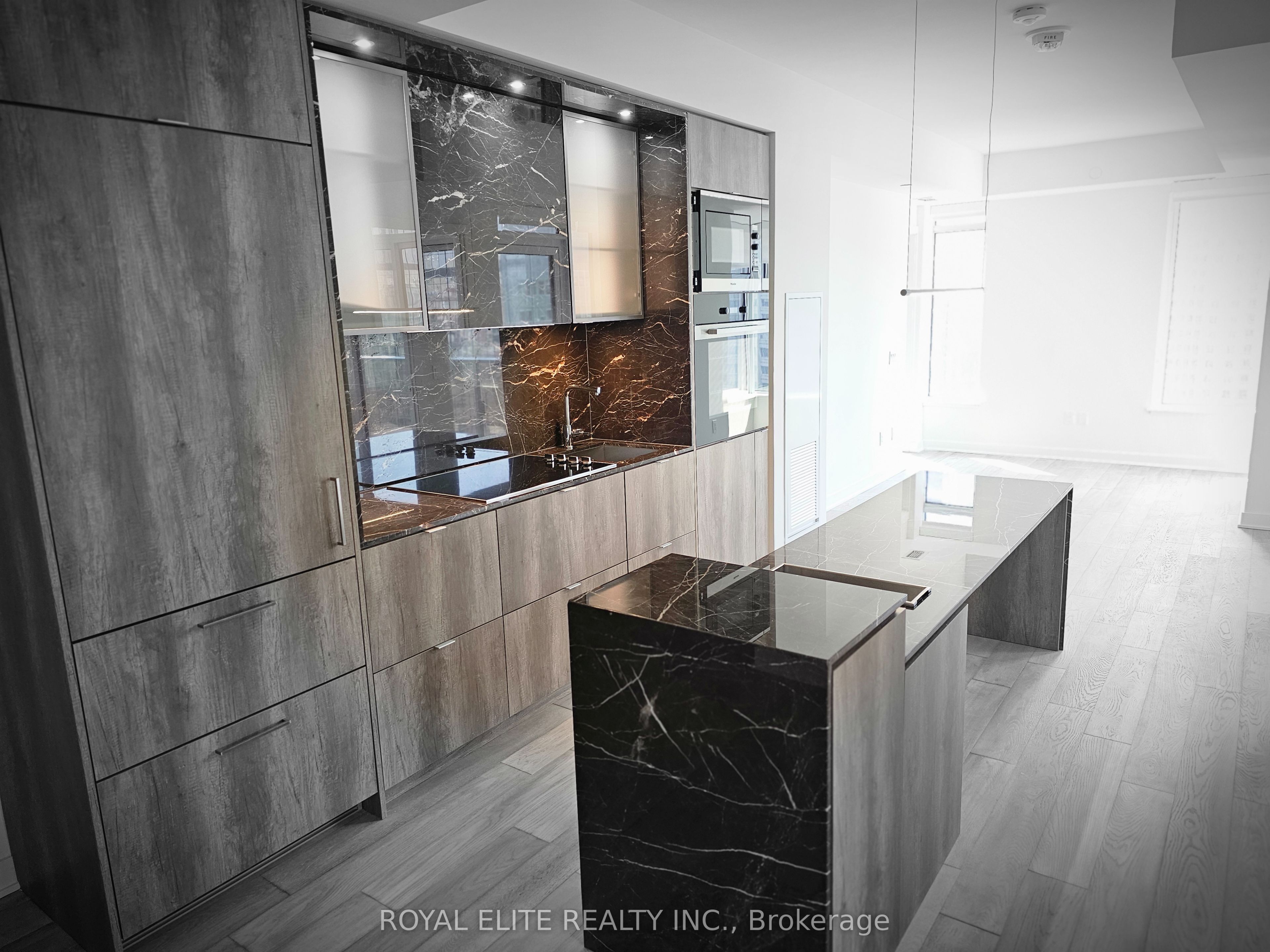 #1212 - 11 Yorkville Avenue Property Photo 3
