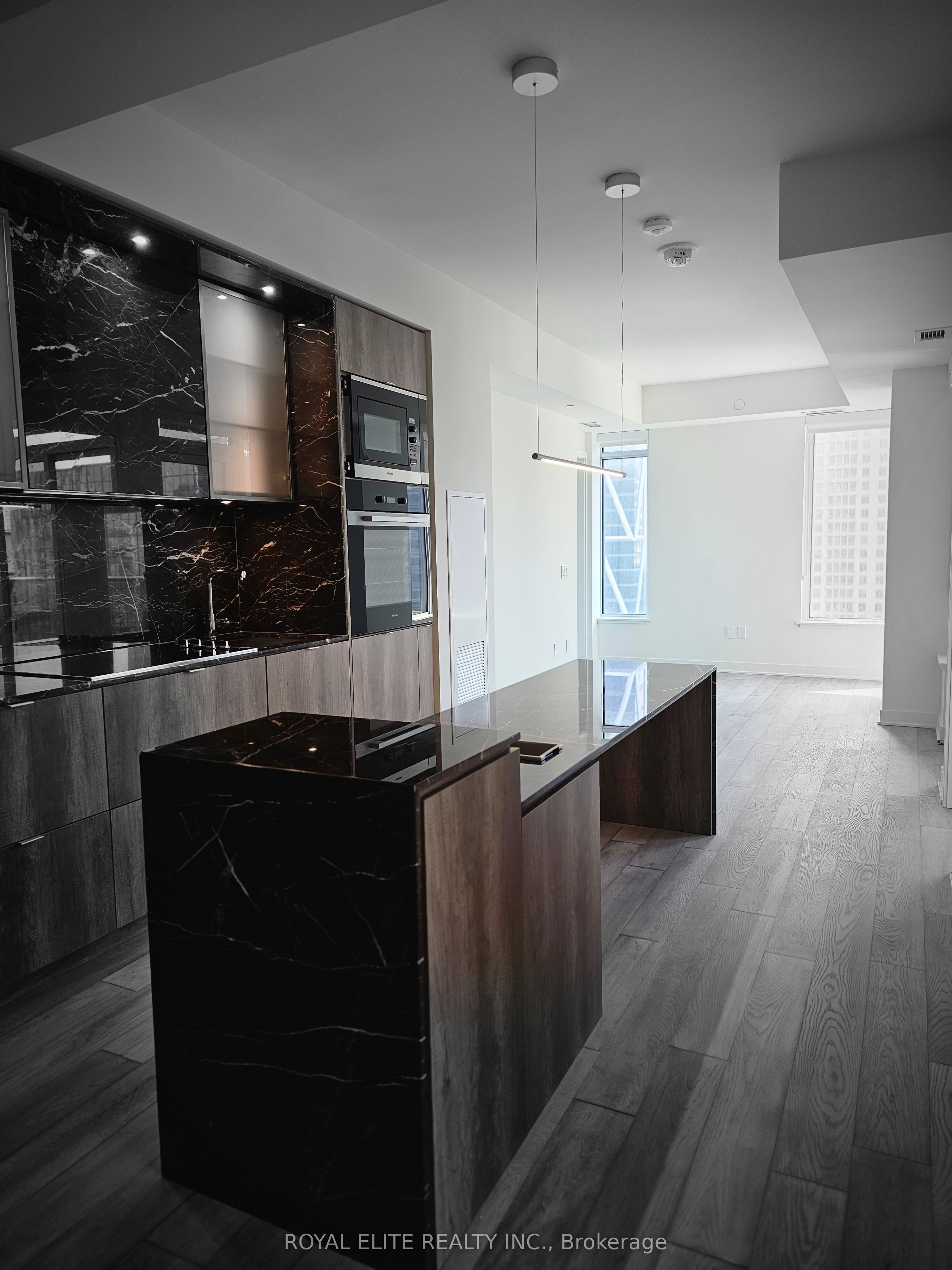 #1212 - 11 Yorkville Avenue Property Photo 4