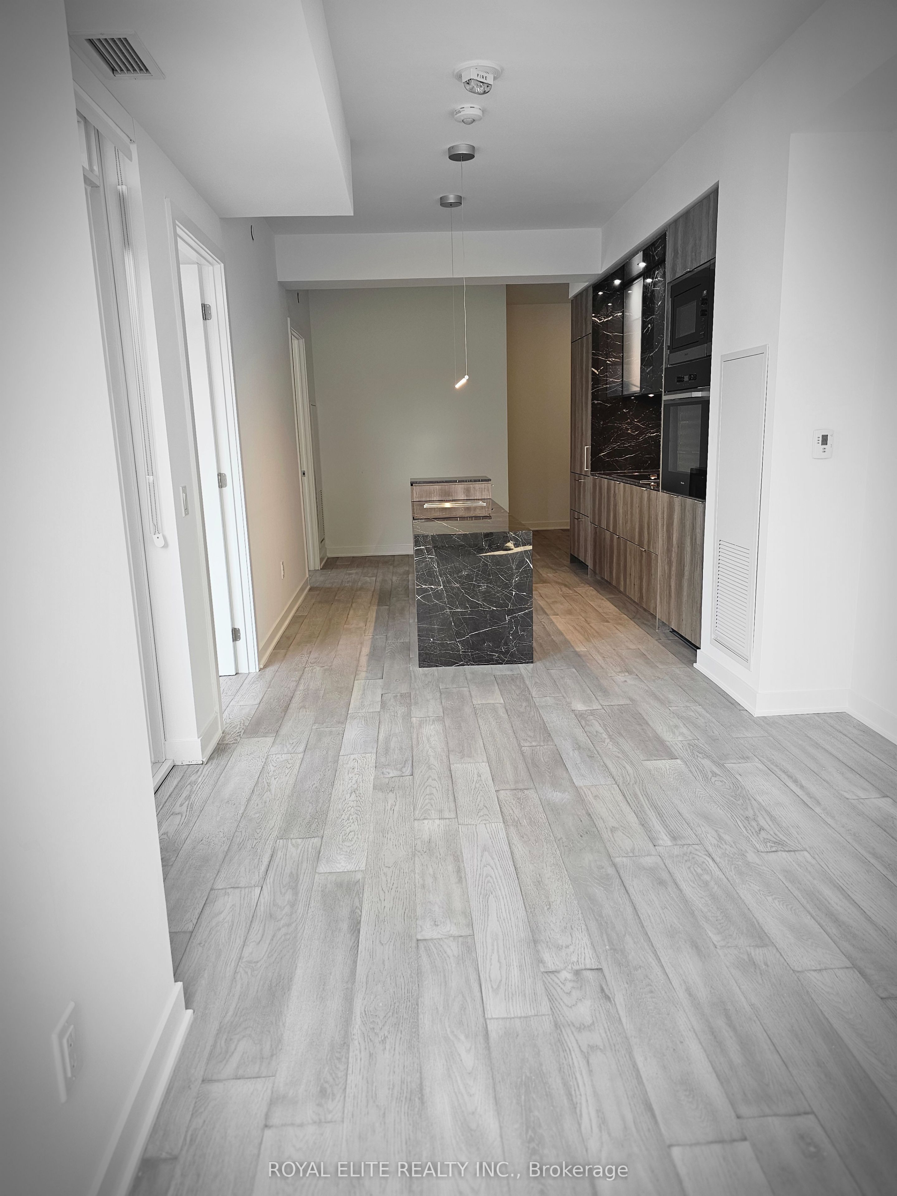 #1212 - 11 Yorkville Avenue Property Photo 6