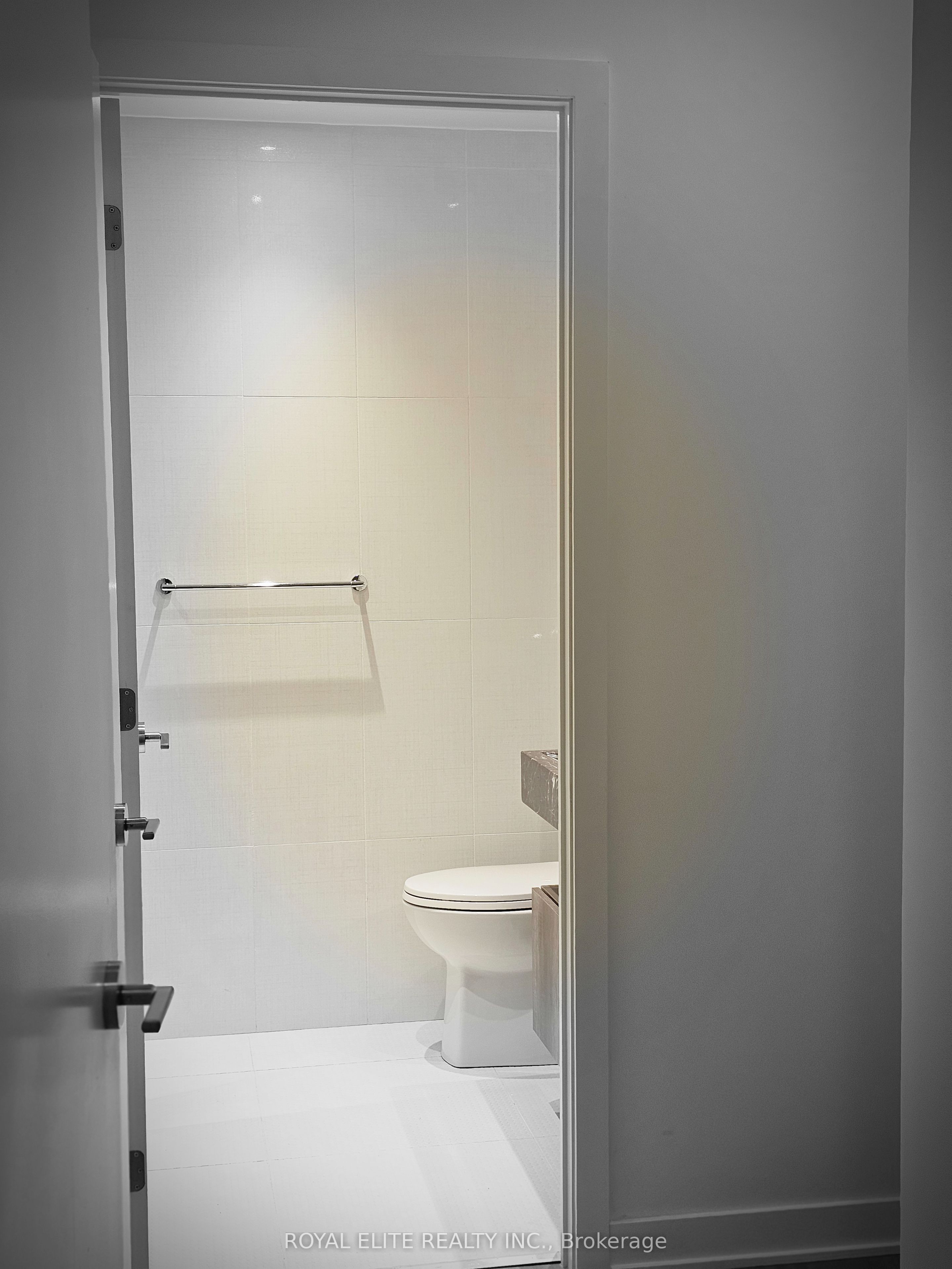 #1212 - 11 Yorkville Avenue Property Photo 8