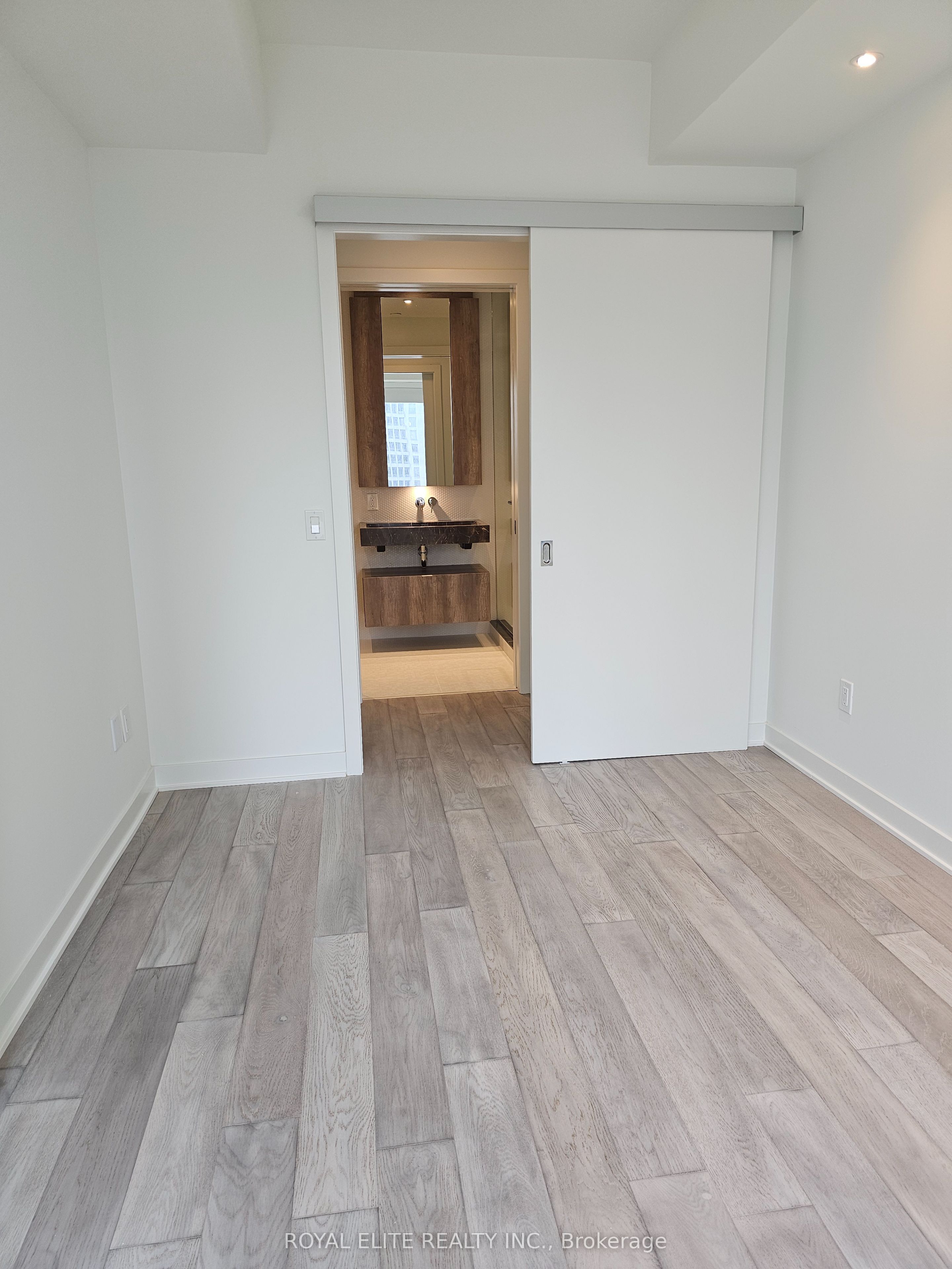 #1212 - 11 Yorkville Avenue Property Photo 17