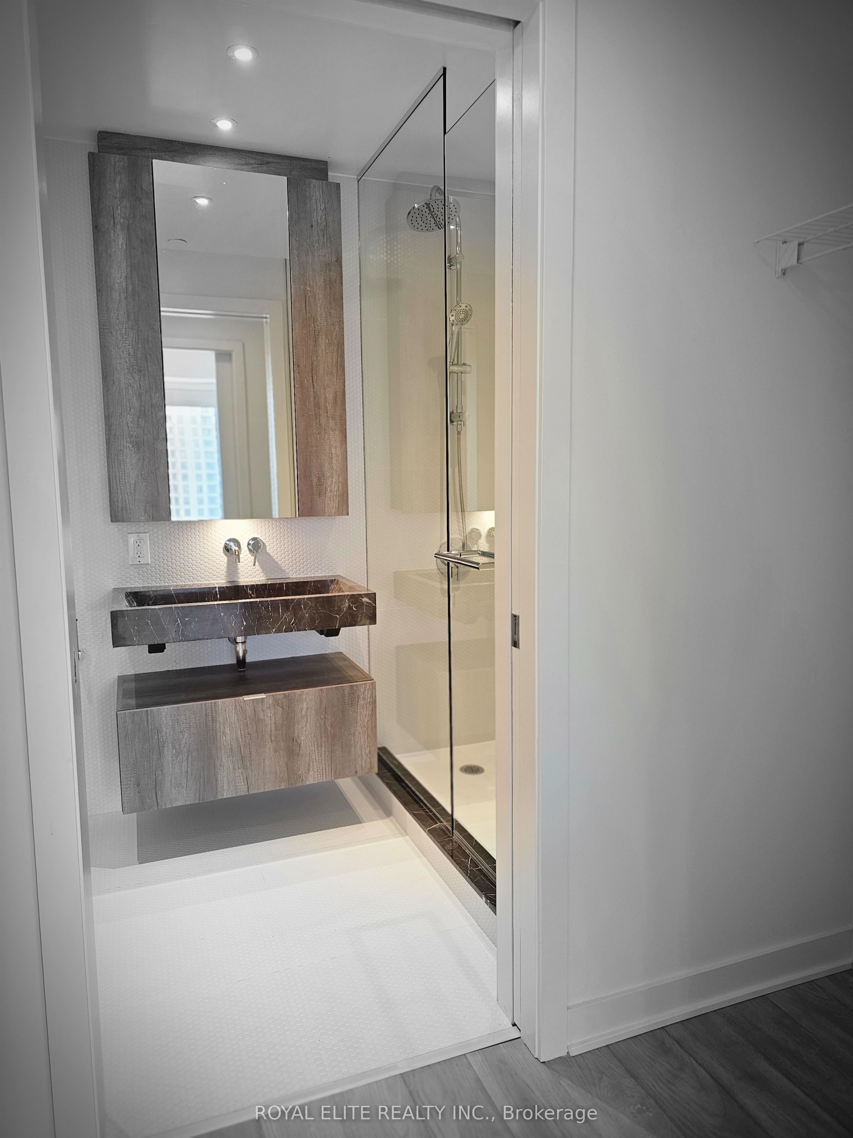 #1212 - 11 Yorkville Avenue Property Photo 18